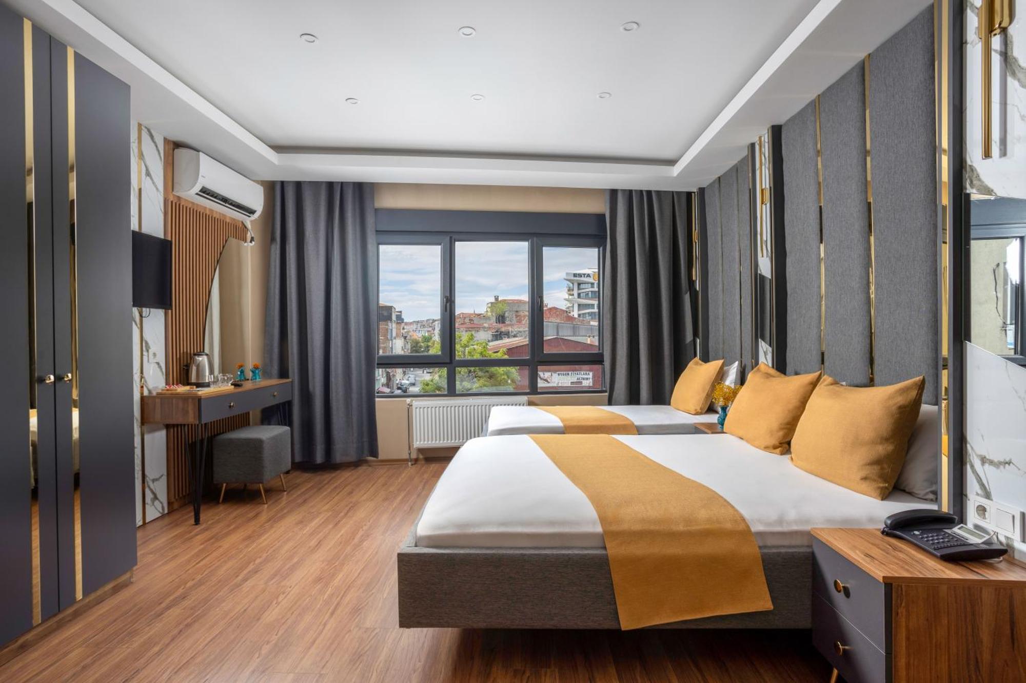 Dreibettzimmer mit Stadtblick
