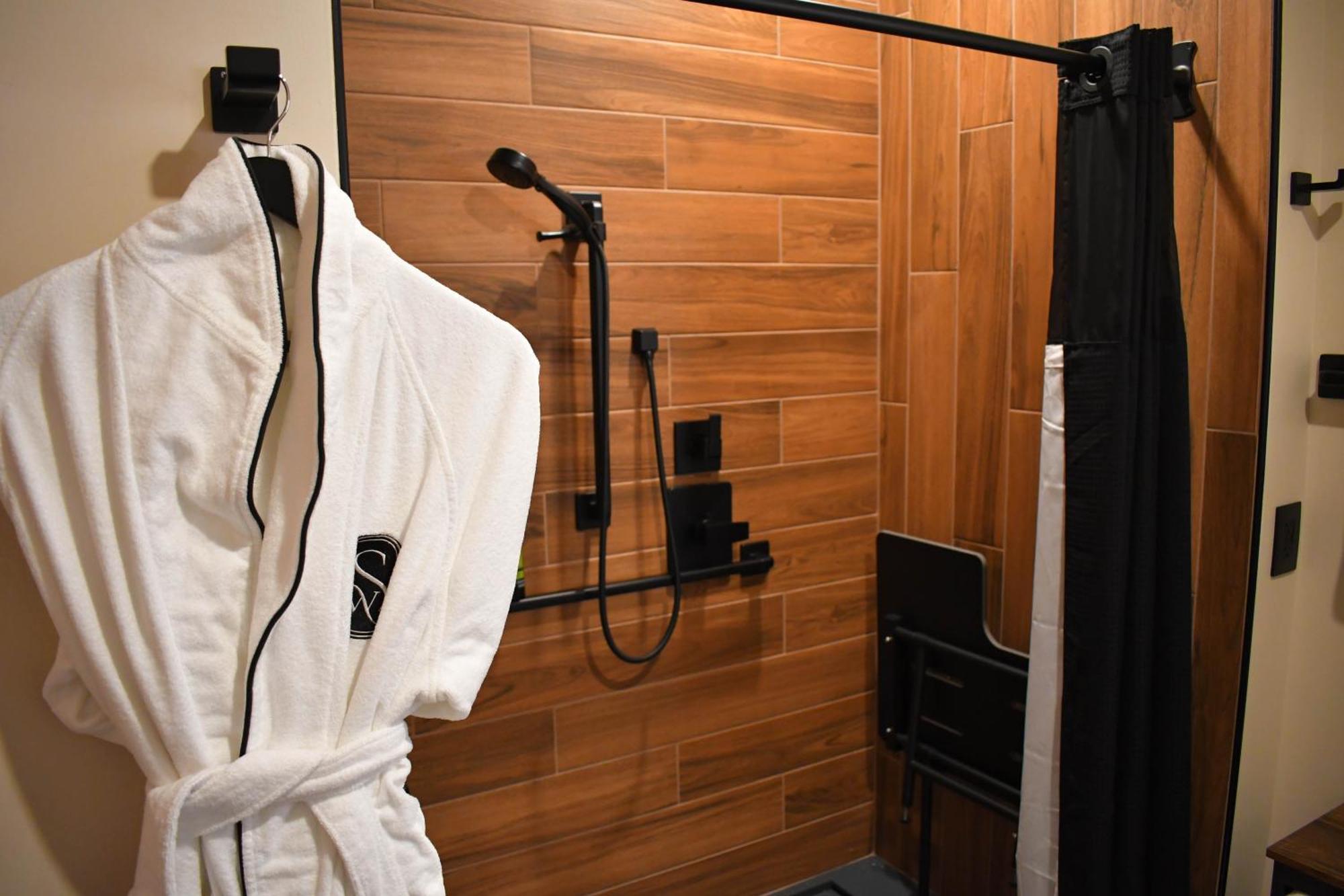 ADA Plunge Pool Suite King 21+ Only