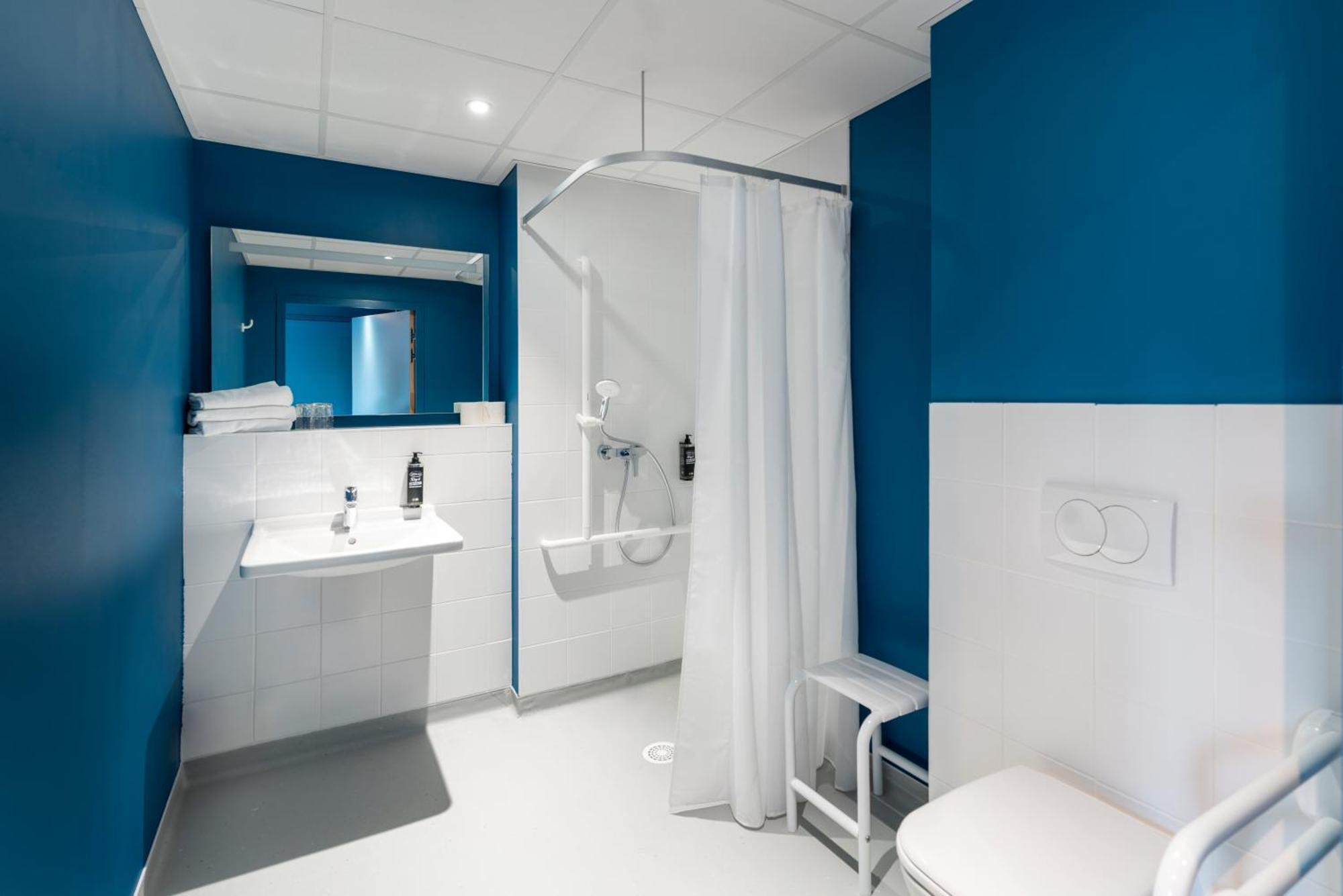 Chambre Familiale Smart avec 1 Lit Double et 3 Lits Simples