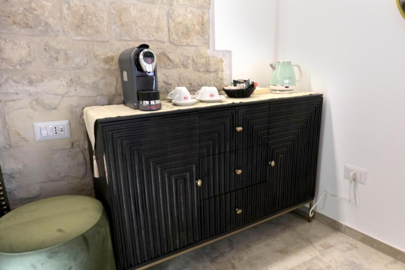 Zimmer mit Kingsize-Bett und Balkon
