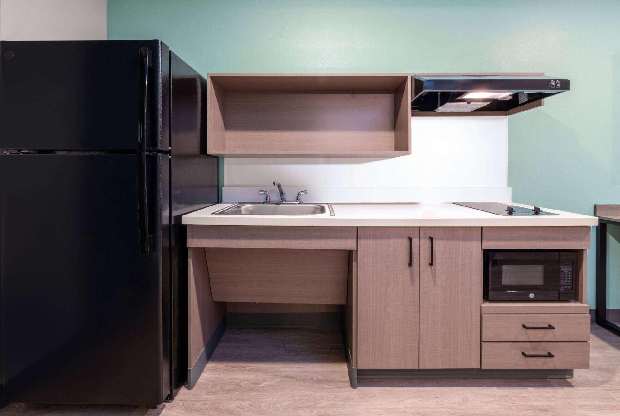 Queen Room with Bathtub w/Grab Bars and Dishwasher - Mobility Accessible