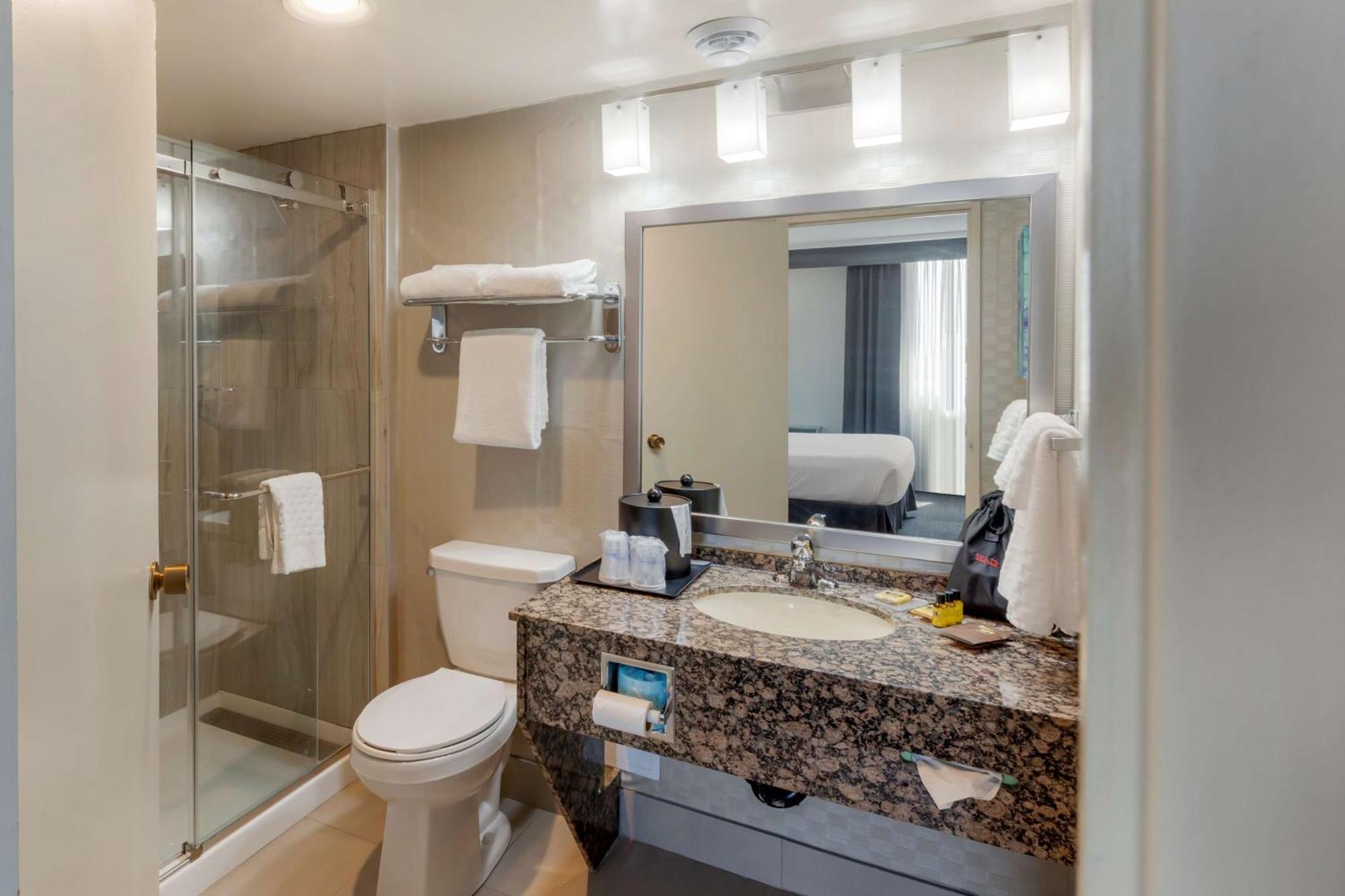 Suite con cama extragrande y bañera de hidromasaje