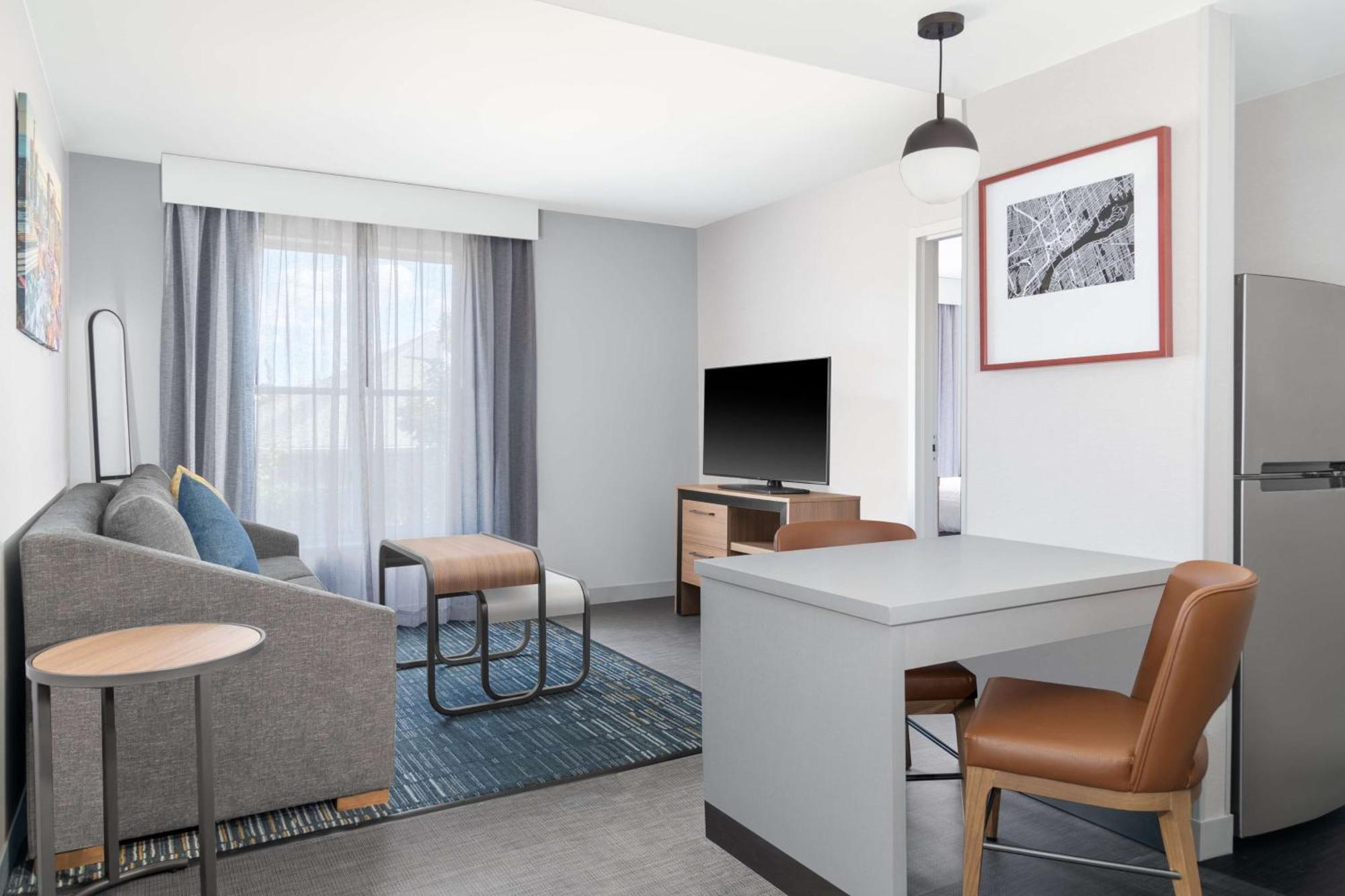 Two-Bedroom Suite with Tub - Mobility Access/Non-Smoking