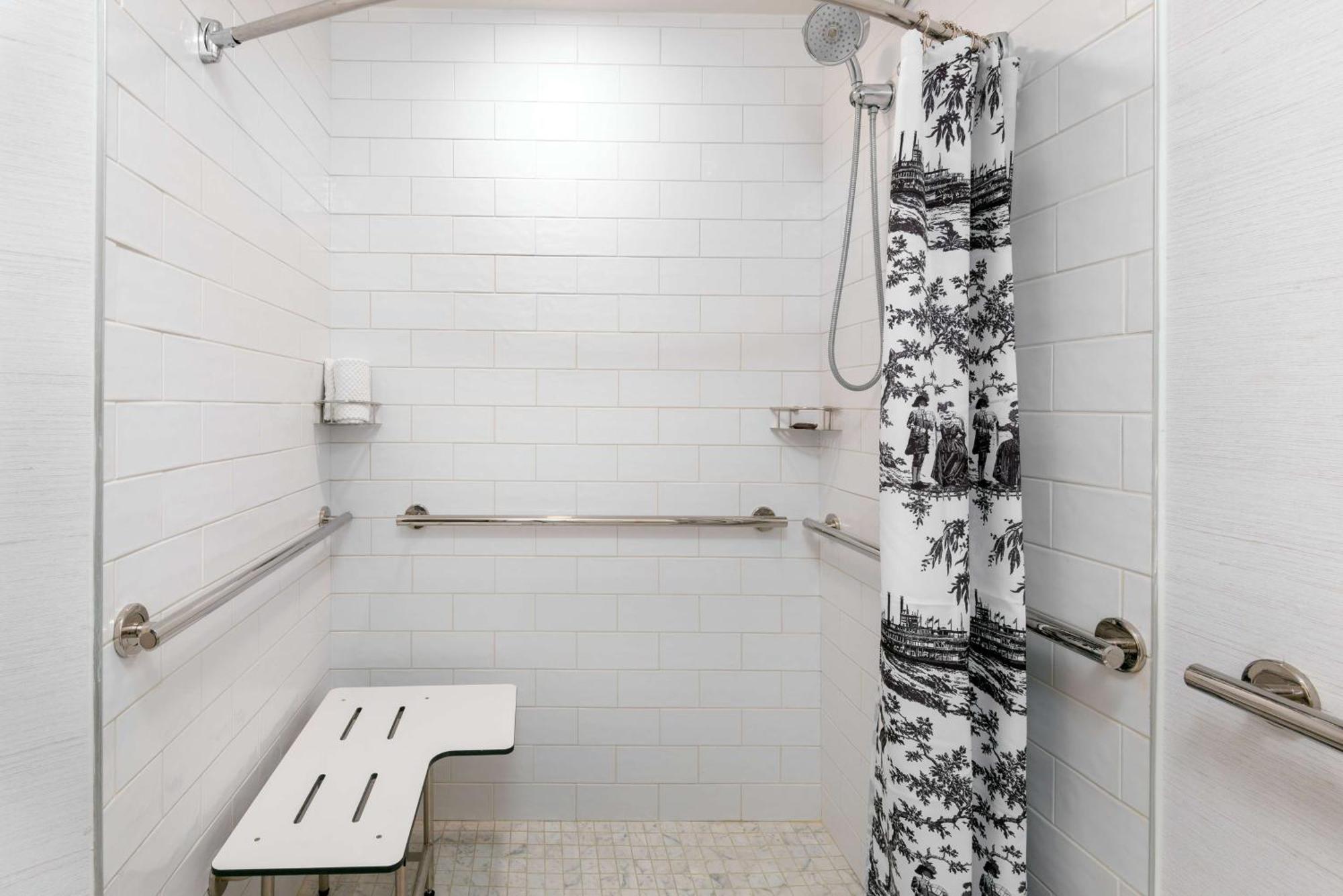 Quarto Standard com Cama King-size e Banheiro Acessível - Acesso para Hóspedes com Mobilidade Reduzida