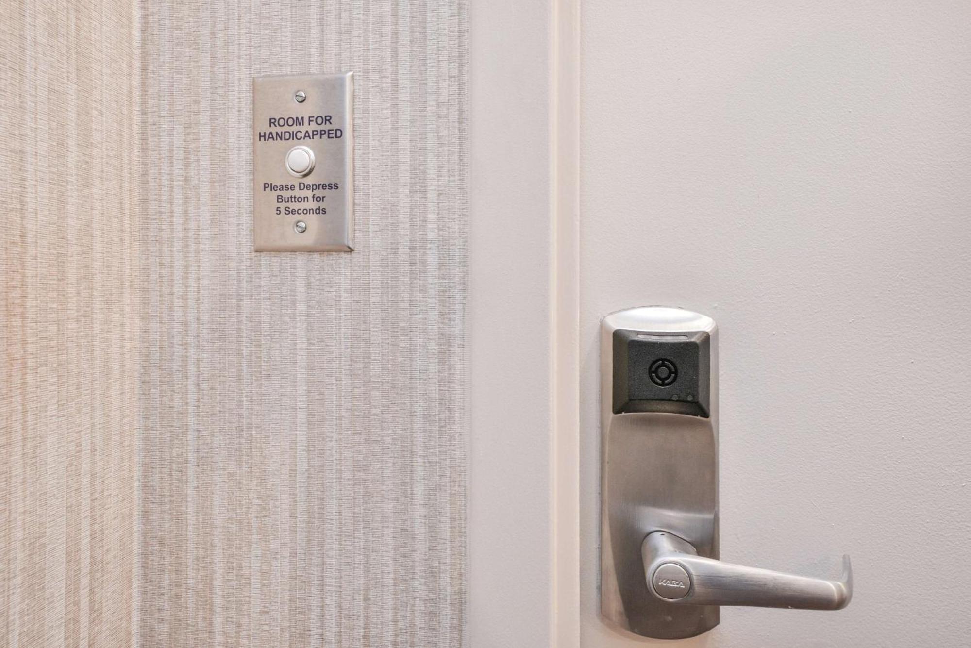 King Room - Hearing Access/Non-Smoking