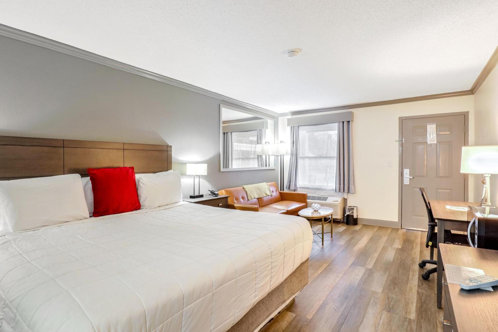 King Room with Pool View - Non-Smoking