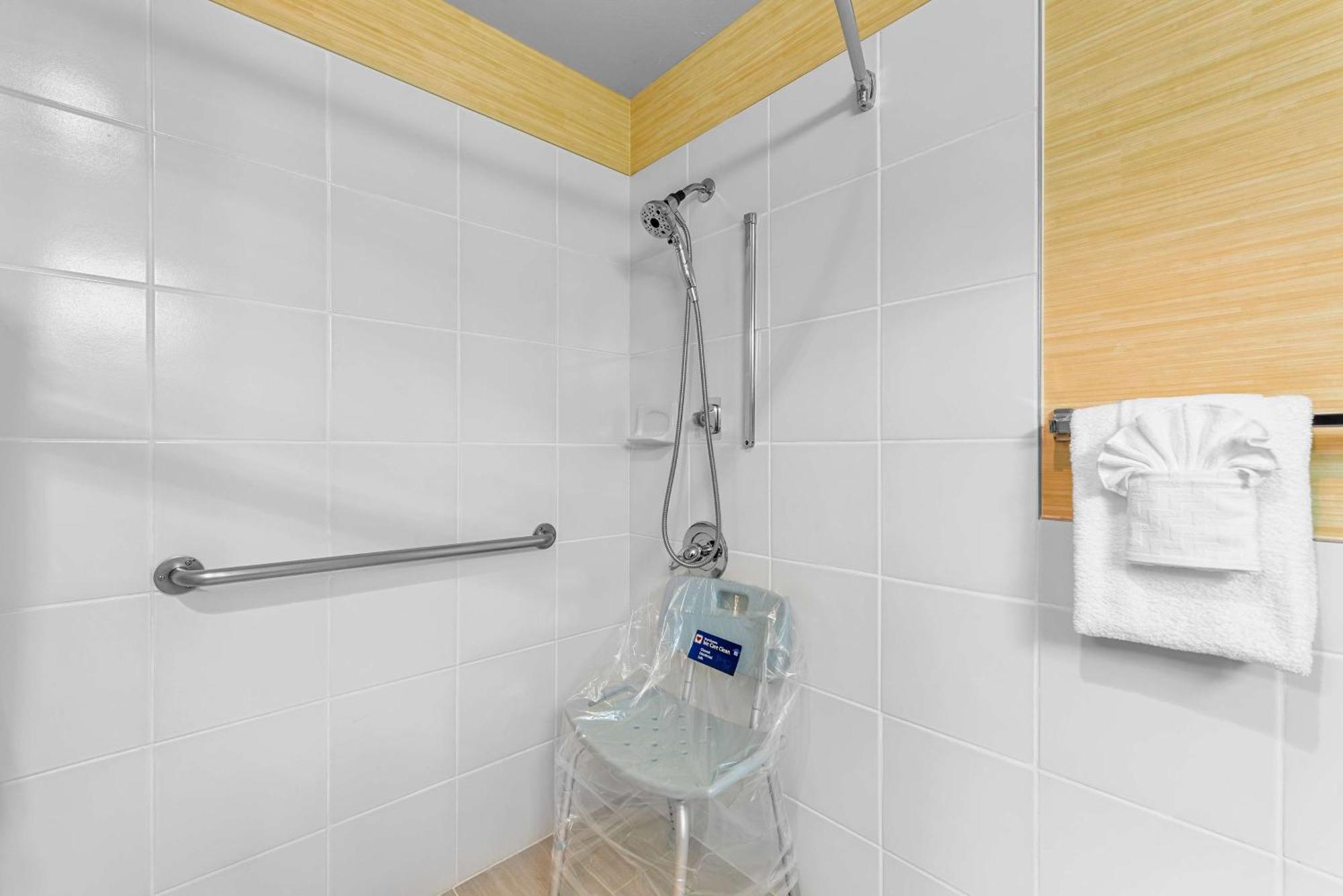 Queen Room with Roll-in Shower - Non-Smoking/Mobility Access