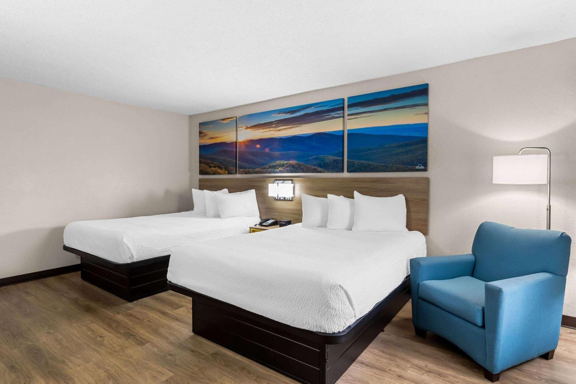 Queen Room Two Queen Beds Smoking