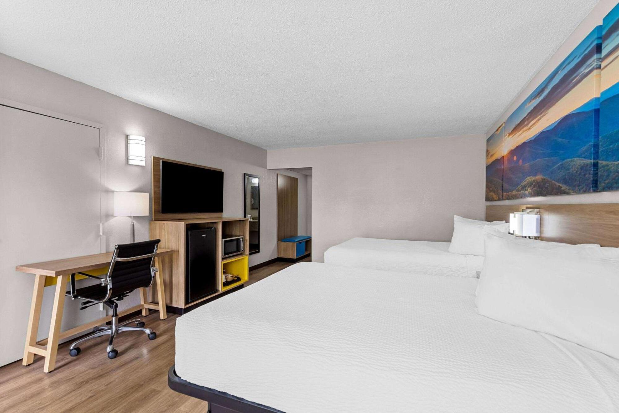Queen Room Two Queen Beds Smoking