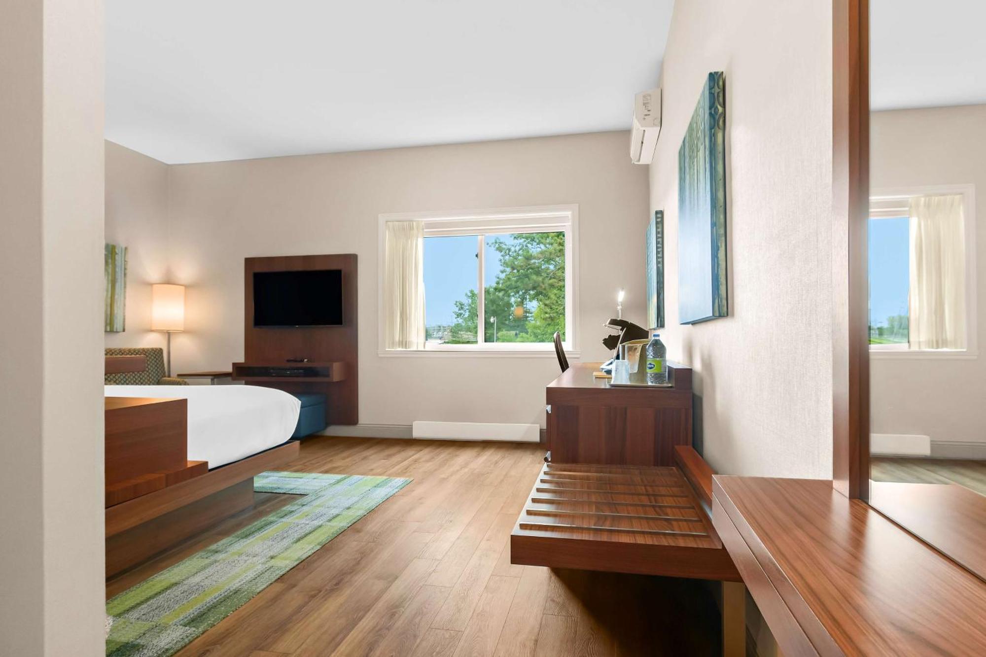King Room with King Bed - Non-Smoking