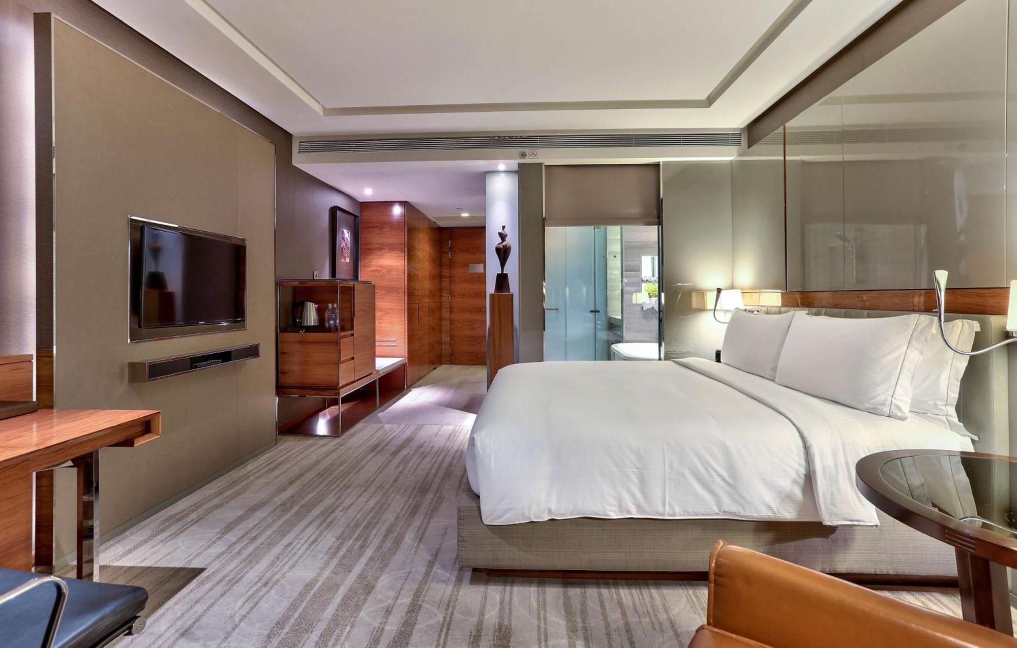 Deluxe King Room - Mobility Accessible,1622042249:JPEG
