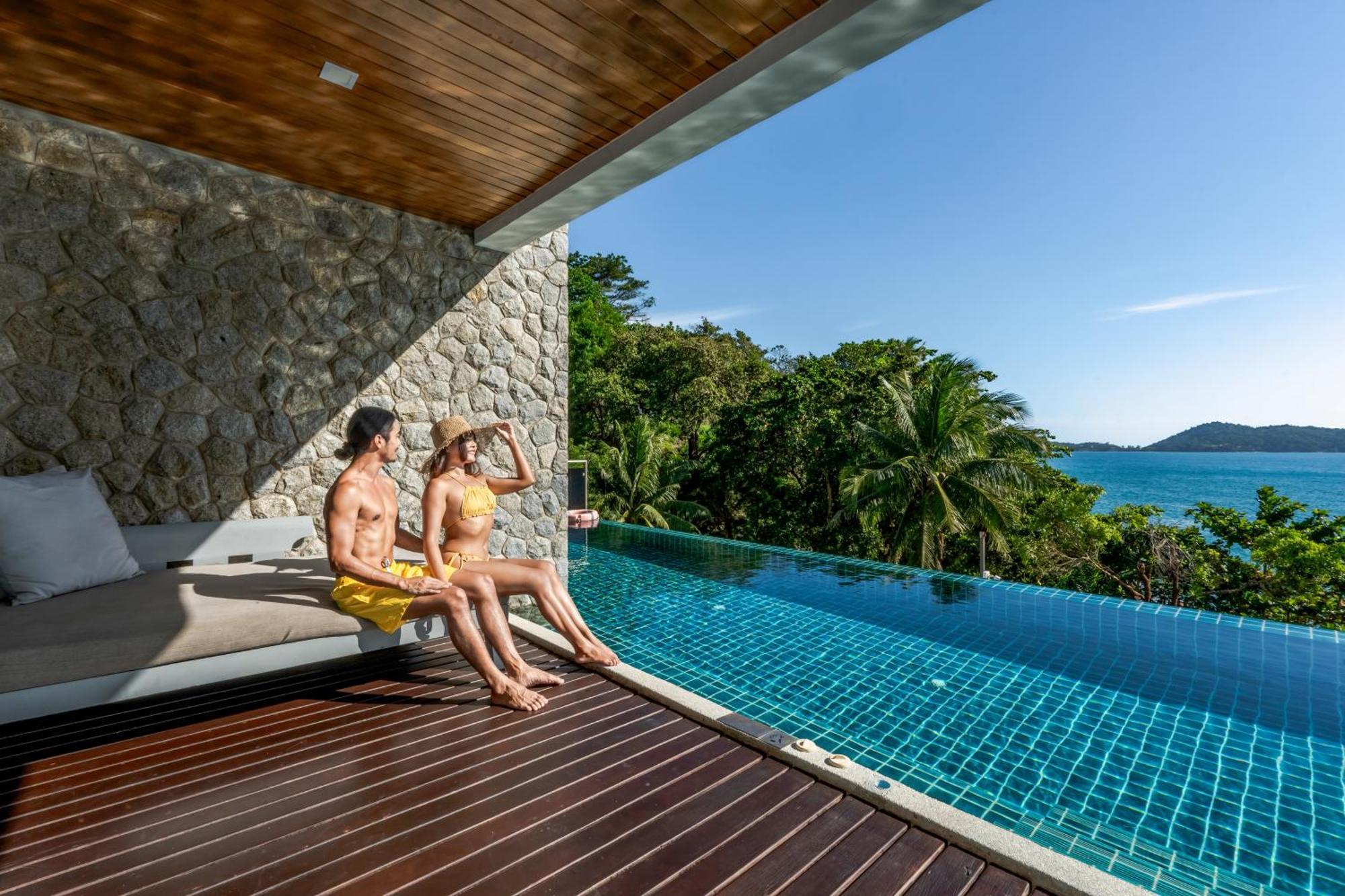Accès à la piscine de luxe avec vue sur la mer