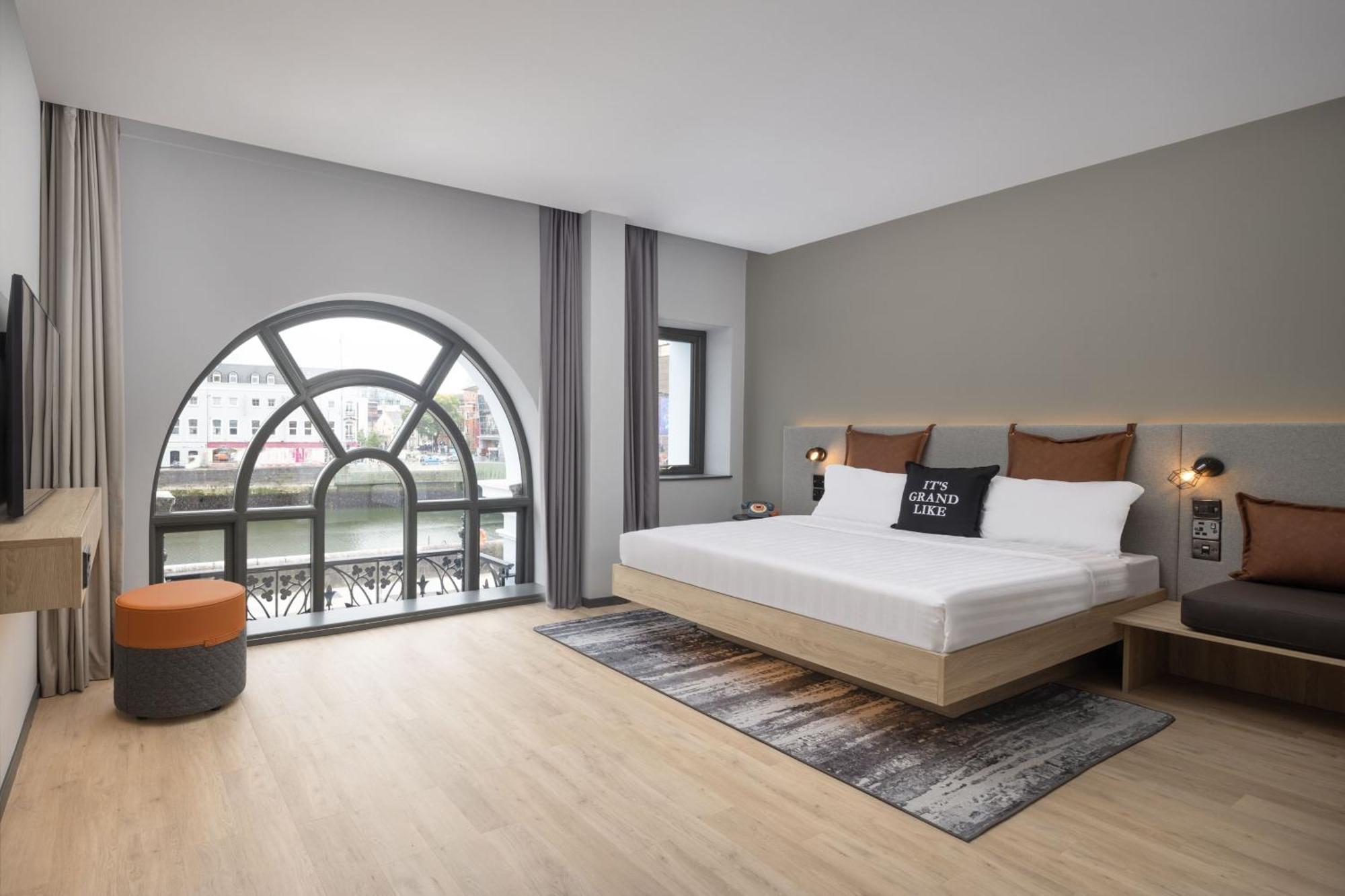 Moxy Extra Queen Room with River View,1622342036:JPEG