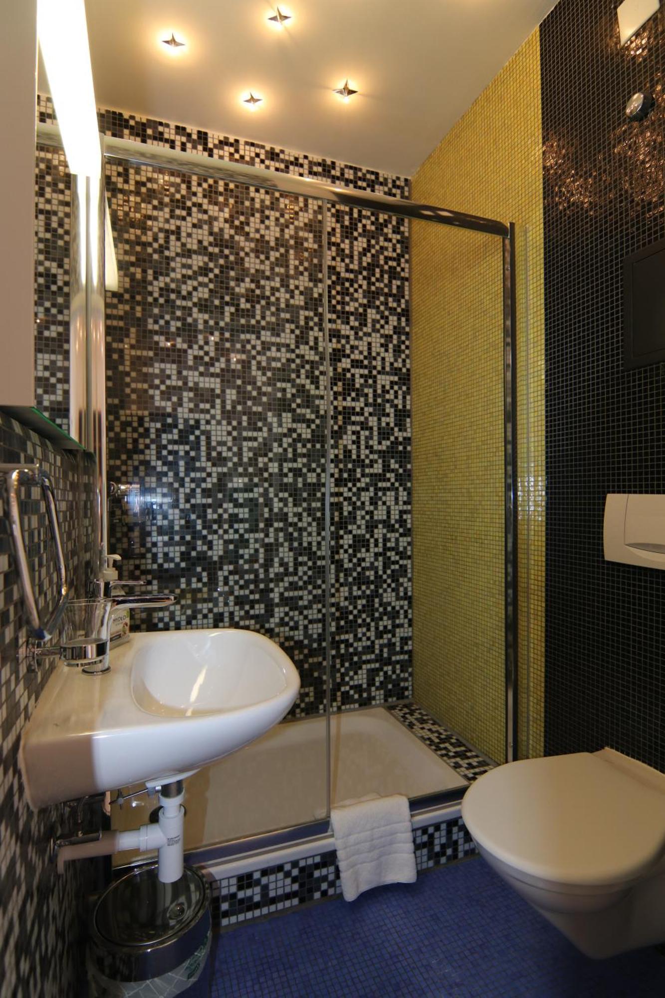 6-Bed Mixed Dormitory Room