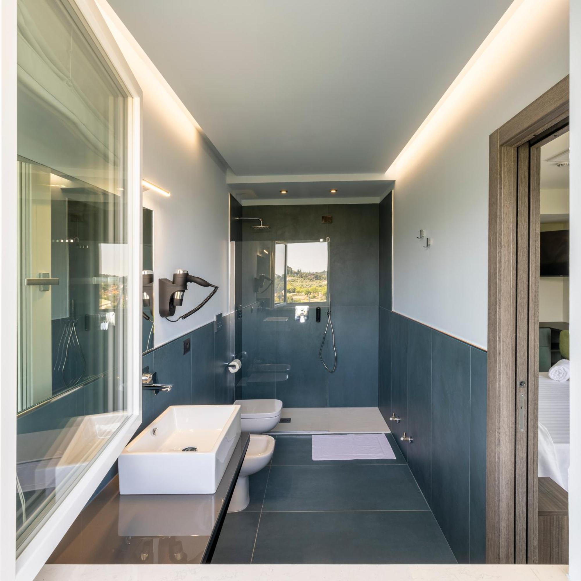 Deluxe Double or Twin Room with Lake View