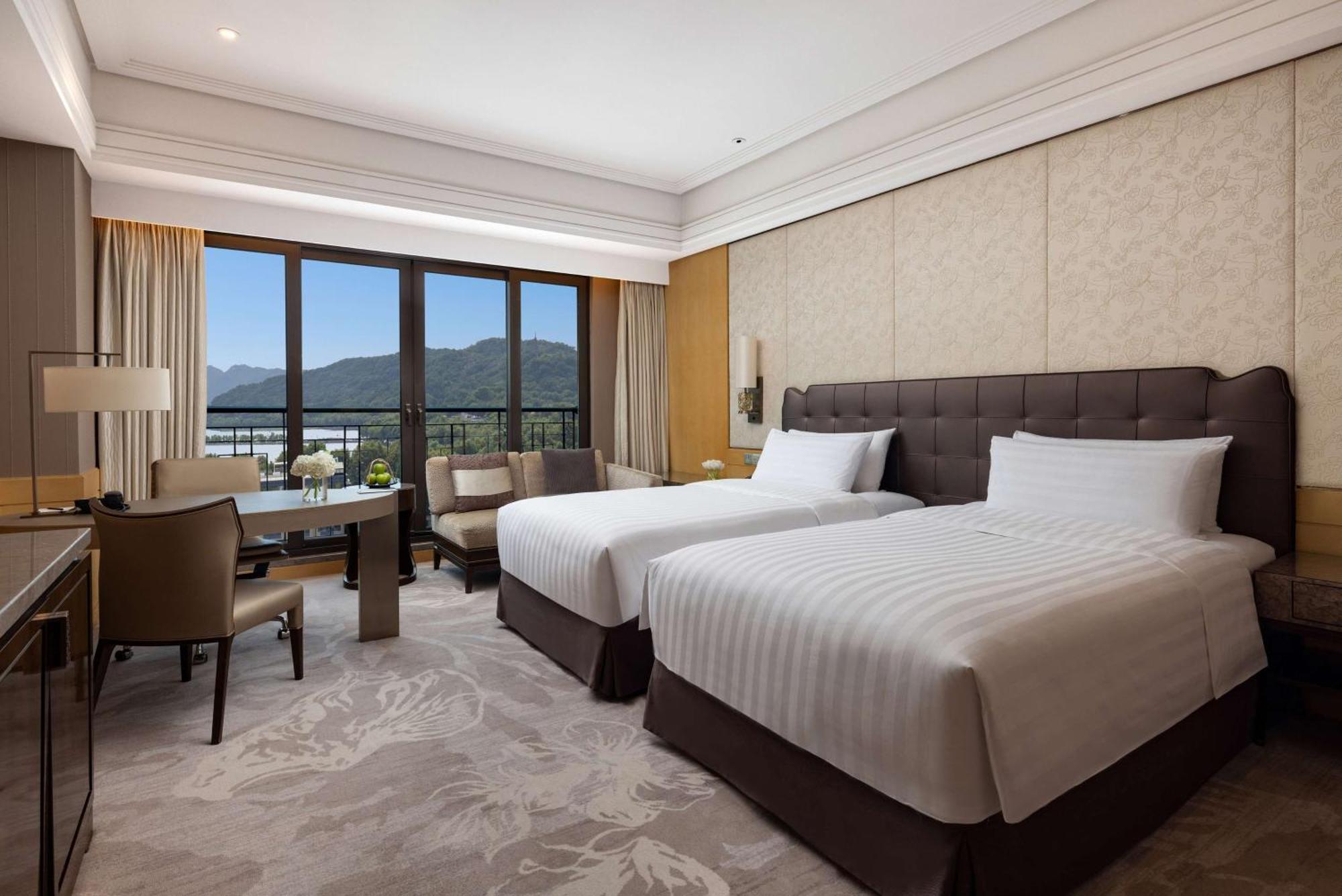 Premier Lakeview Twin