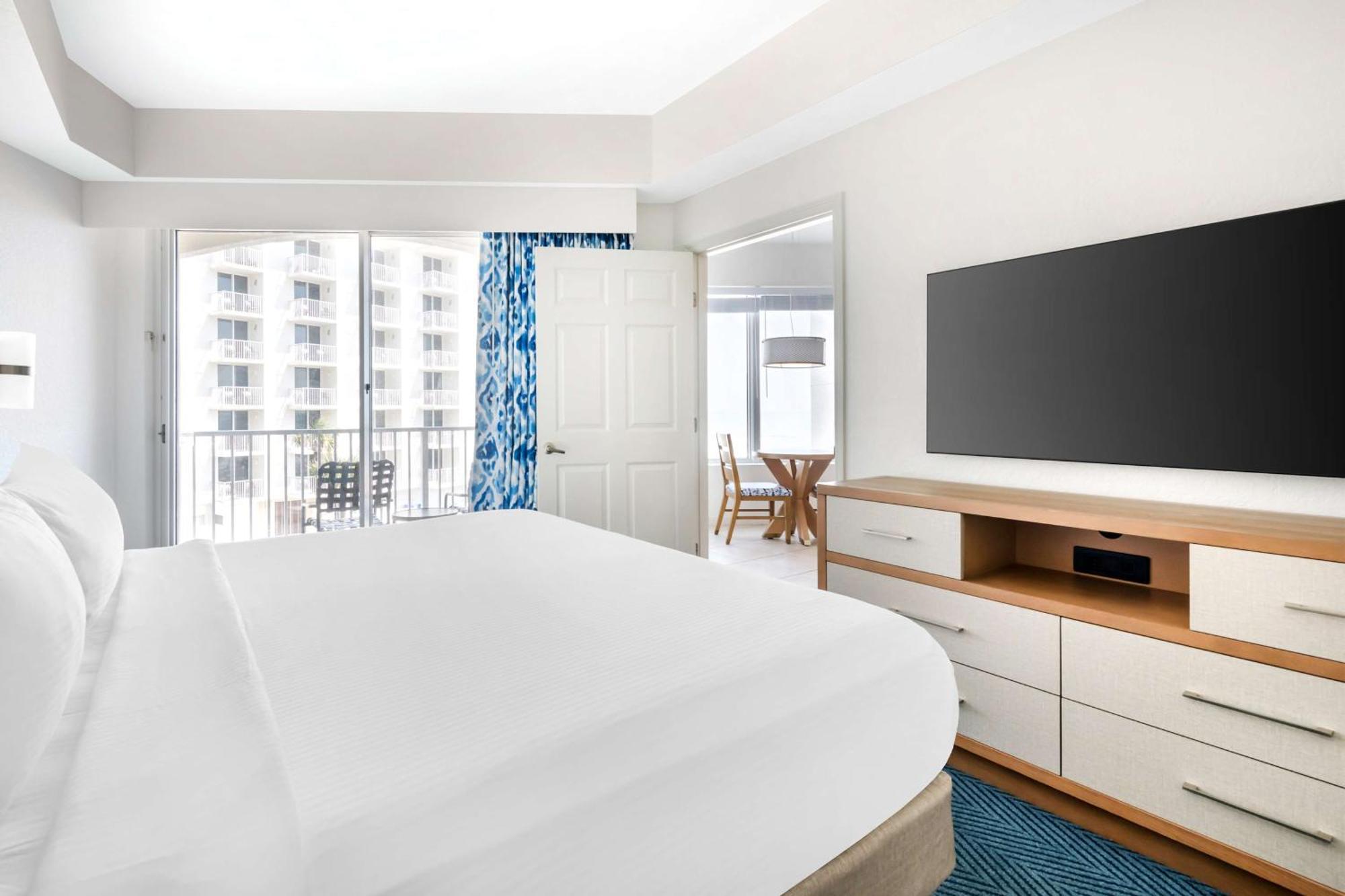 One-Bedroom Queen Suite with Sofa Bed and Balcony