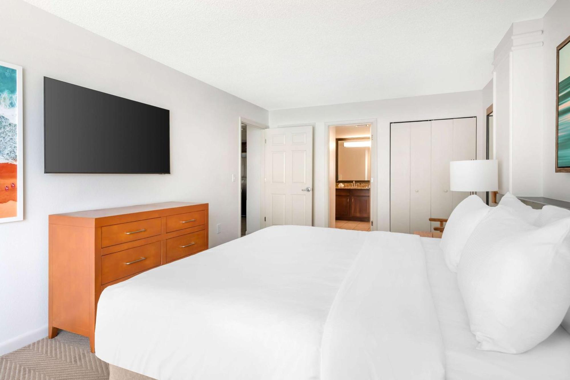 One-Bedroom King Suite Balcony Sofa Bed