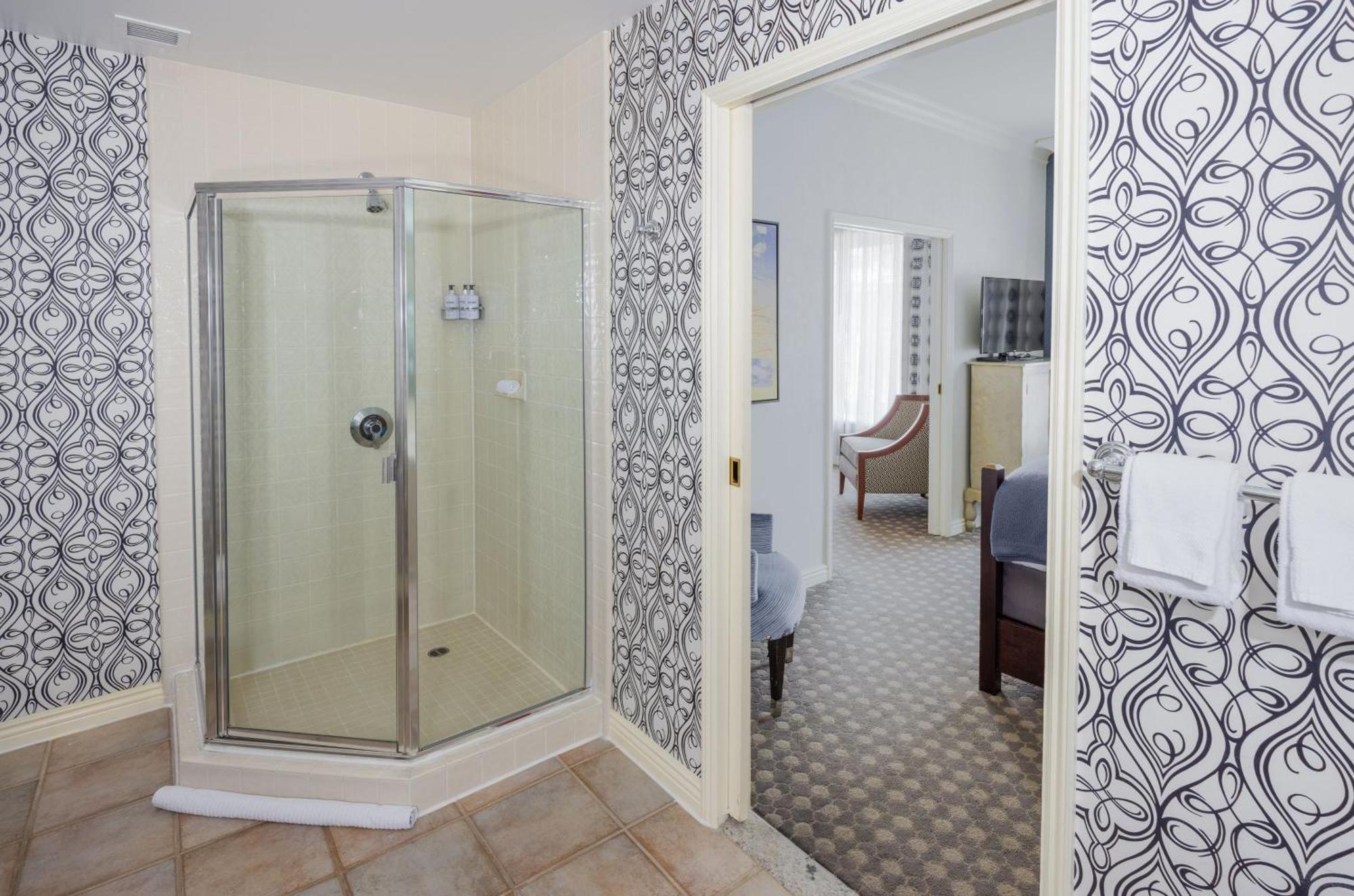 Corner One Bedroom Suite Soaking Tub