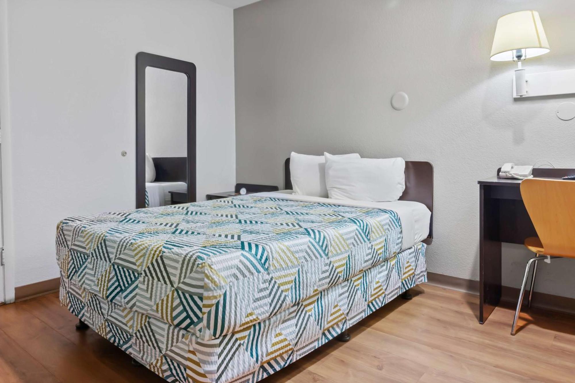 1 Queen Bed | Outdoor Pool
