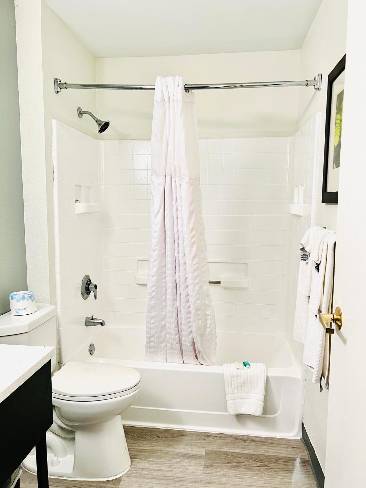 Efficiency Queen Room with Dishwasher - Non Smoking/Interior Hall