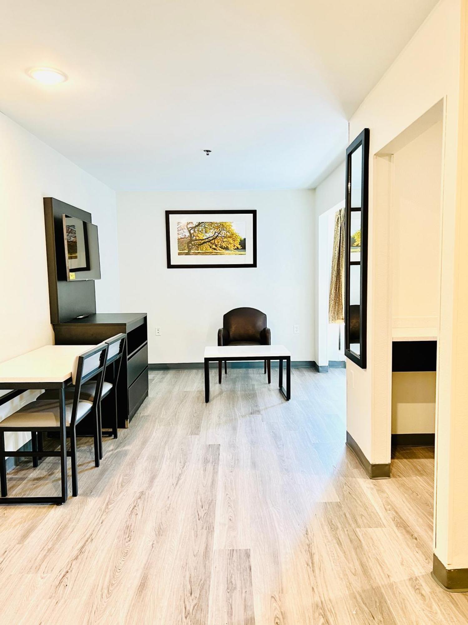 Efficiency Queen Suite - Disability Access - Non Smoking