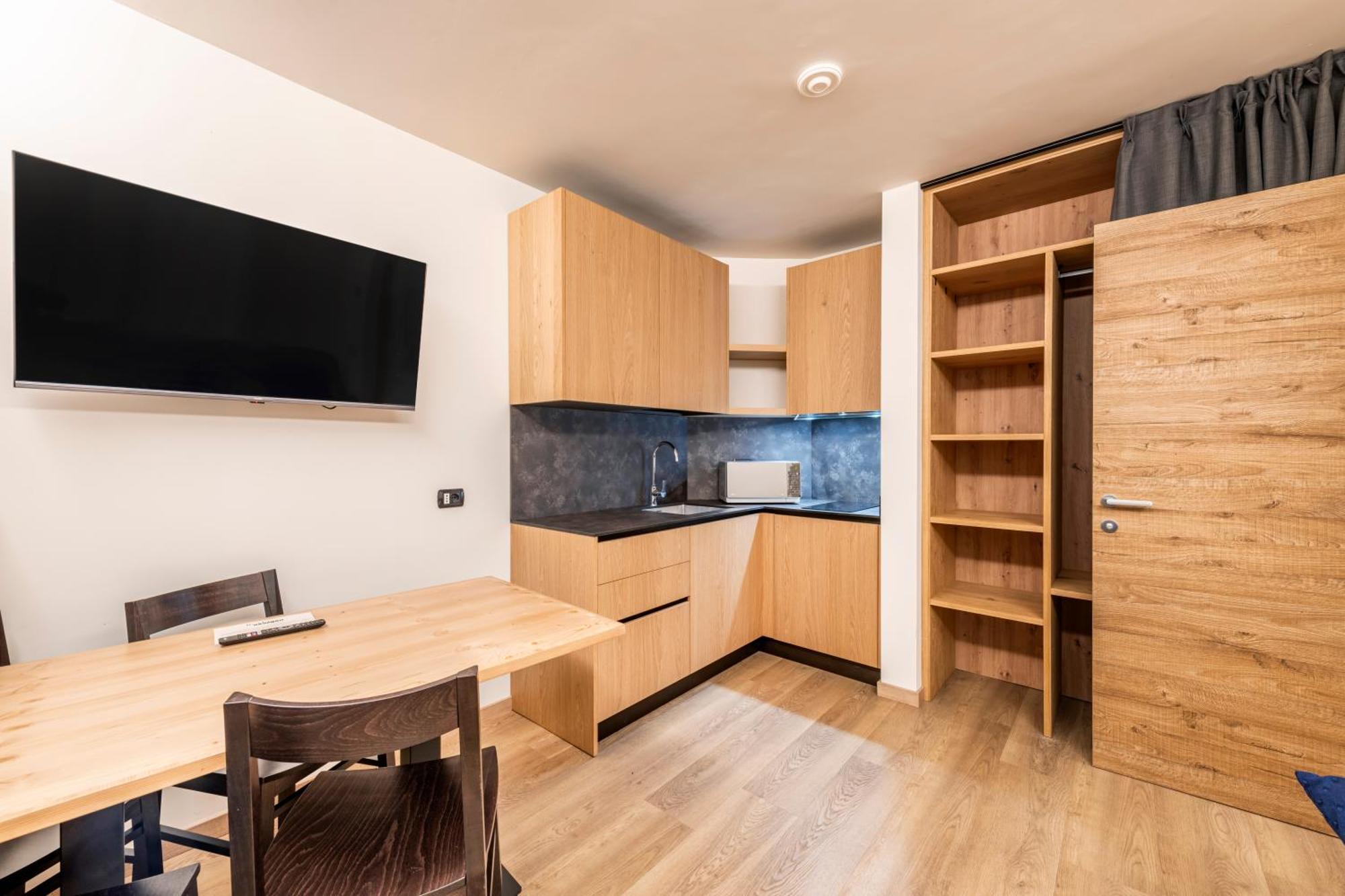 Deluxe One-Bedroom Apartment