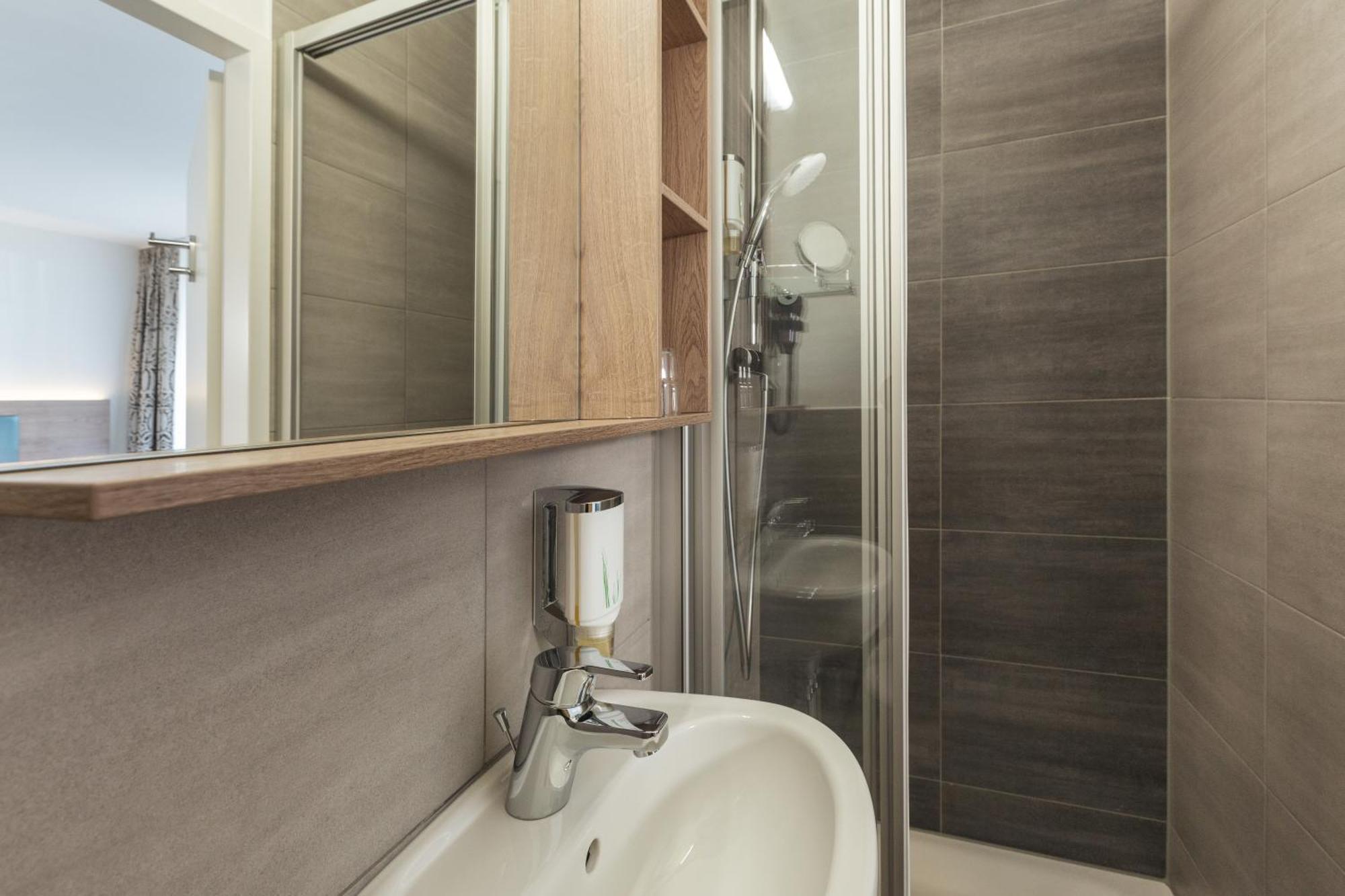 Habitación acogedora con cama grande
