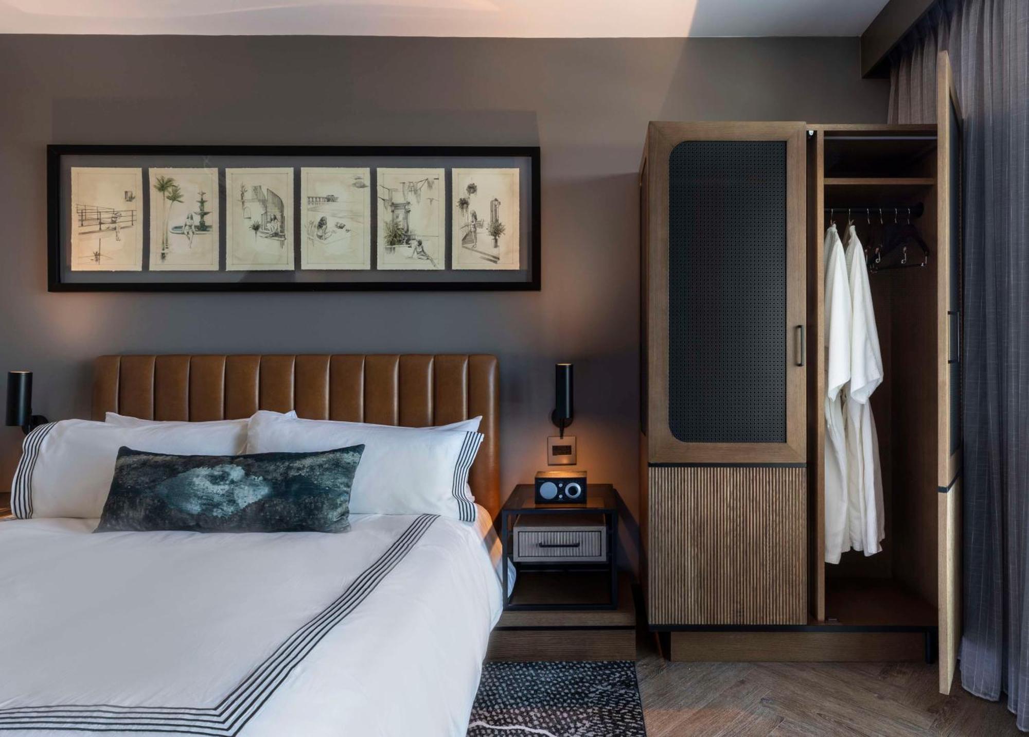 Habitación con cama extragrande y bañera adaptada - Adaptada para personas de movilidad reducida