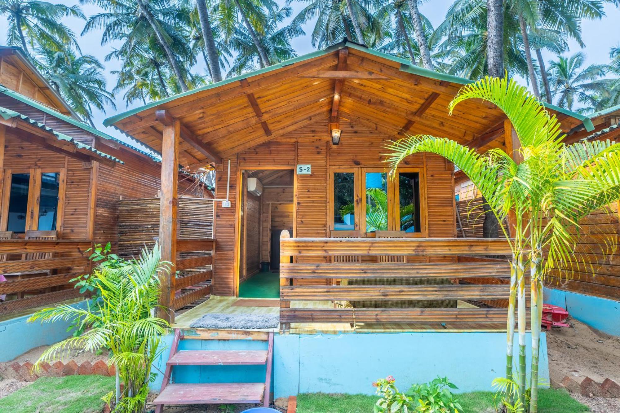 Deluxe Double Room with Side Sea View