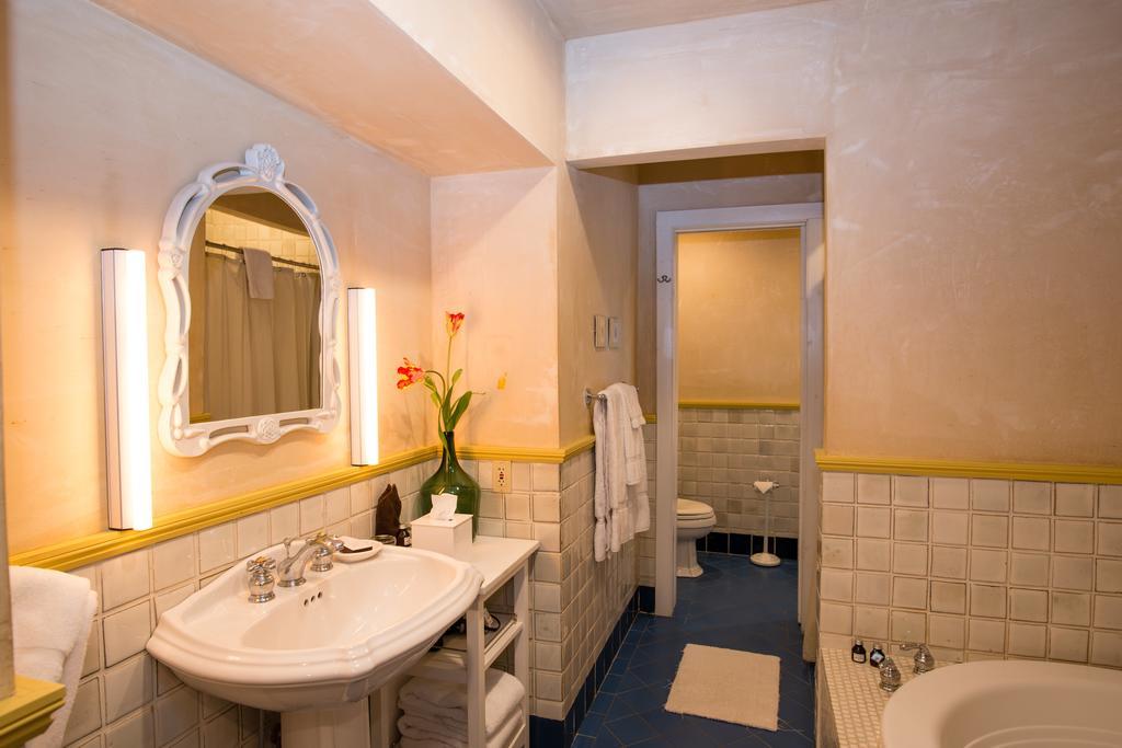 Queen Suite with Fireplace