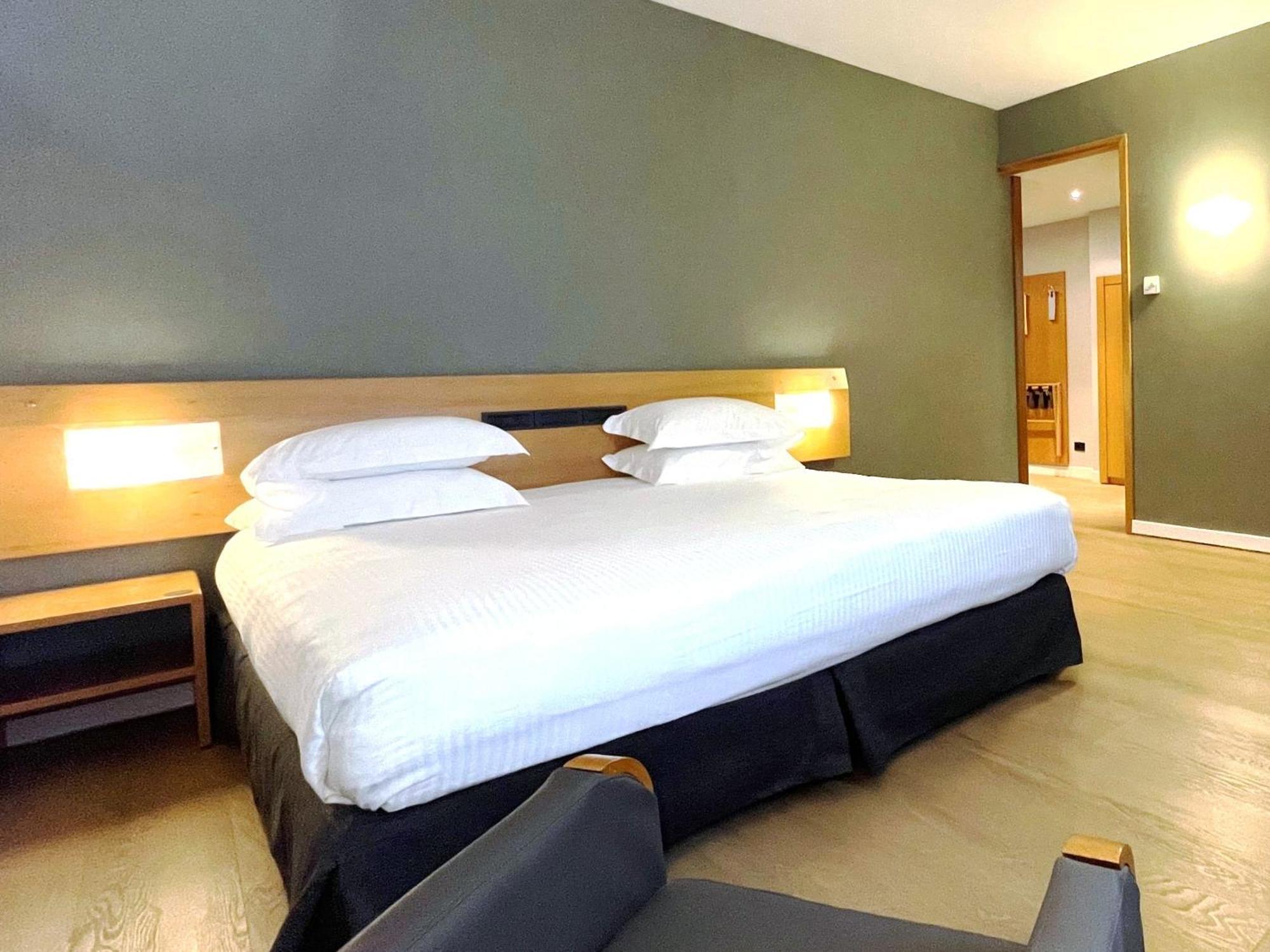 1 King Bed Premium