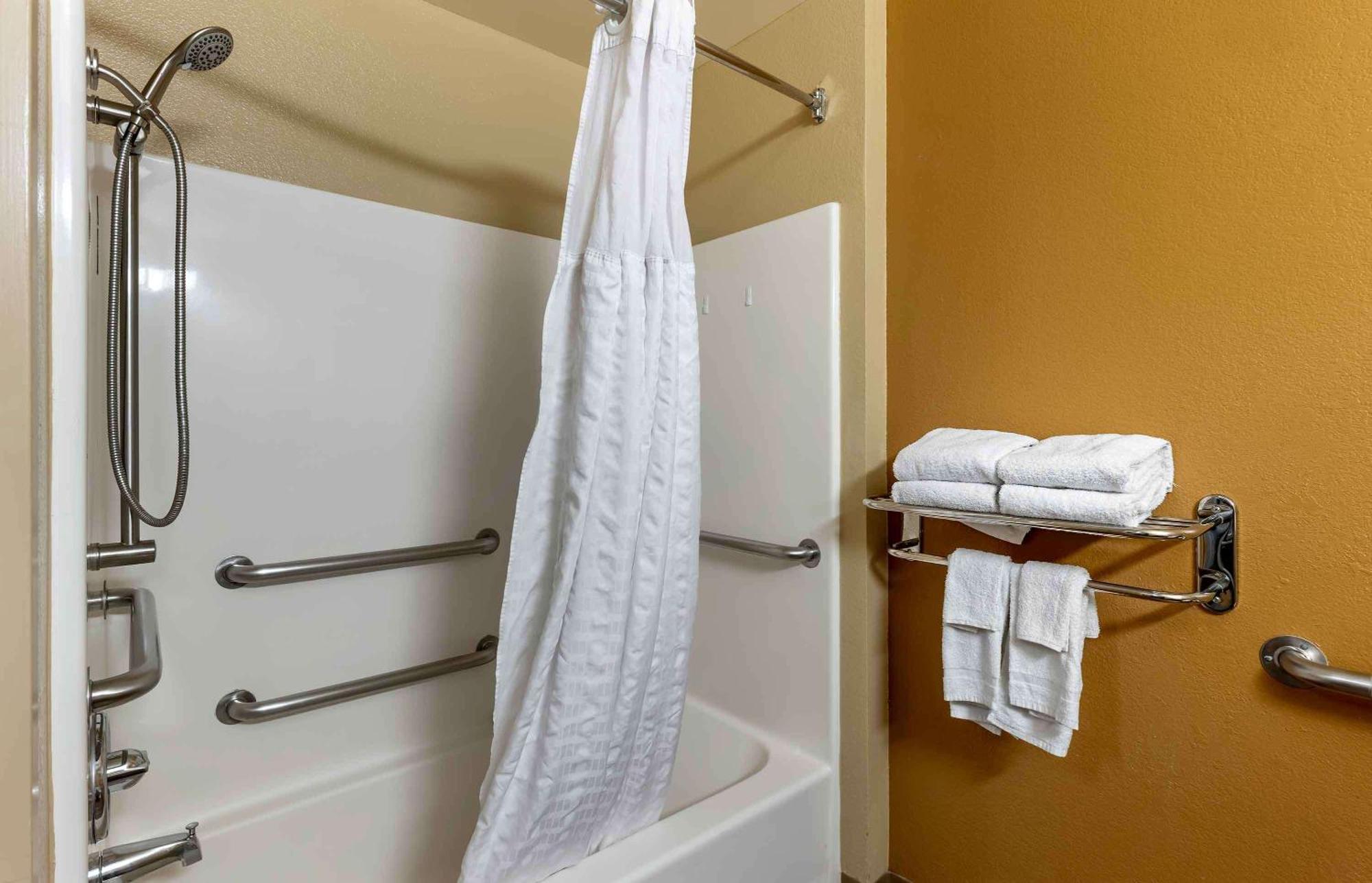 Queen studio with 1 Queen Bed - Disability Access/Non-Smoking