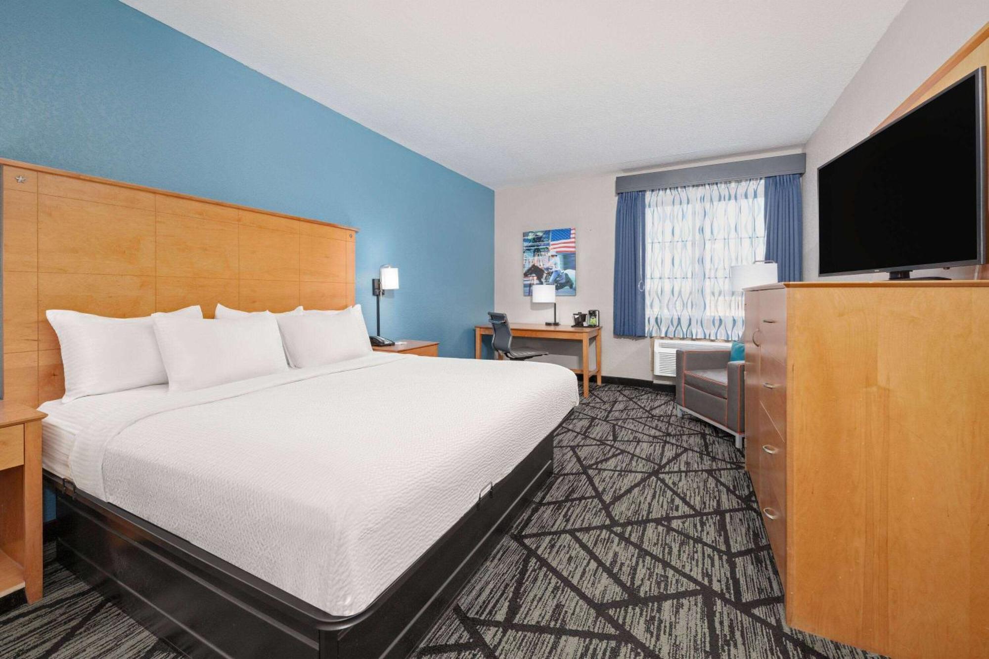 King Room with Bath Tub - Mobility/Hearing Accessible - Non-Smoking