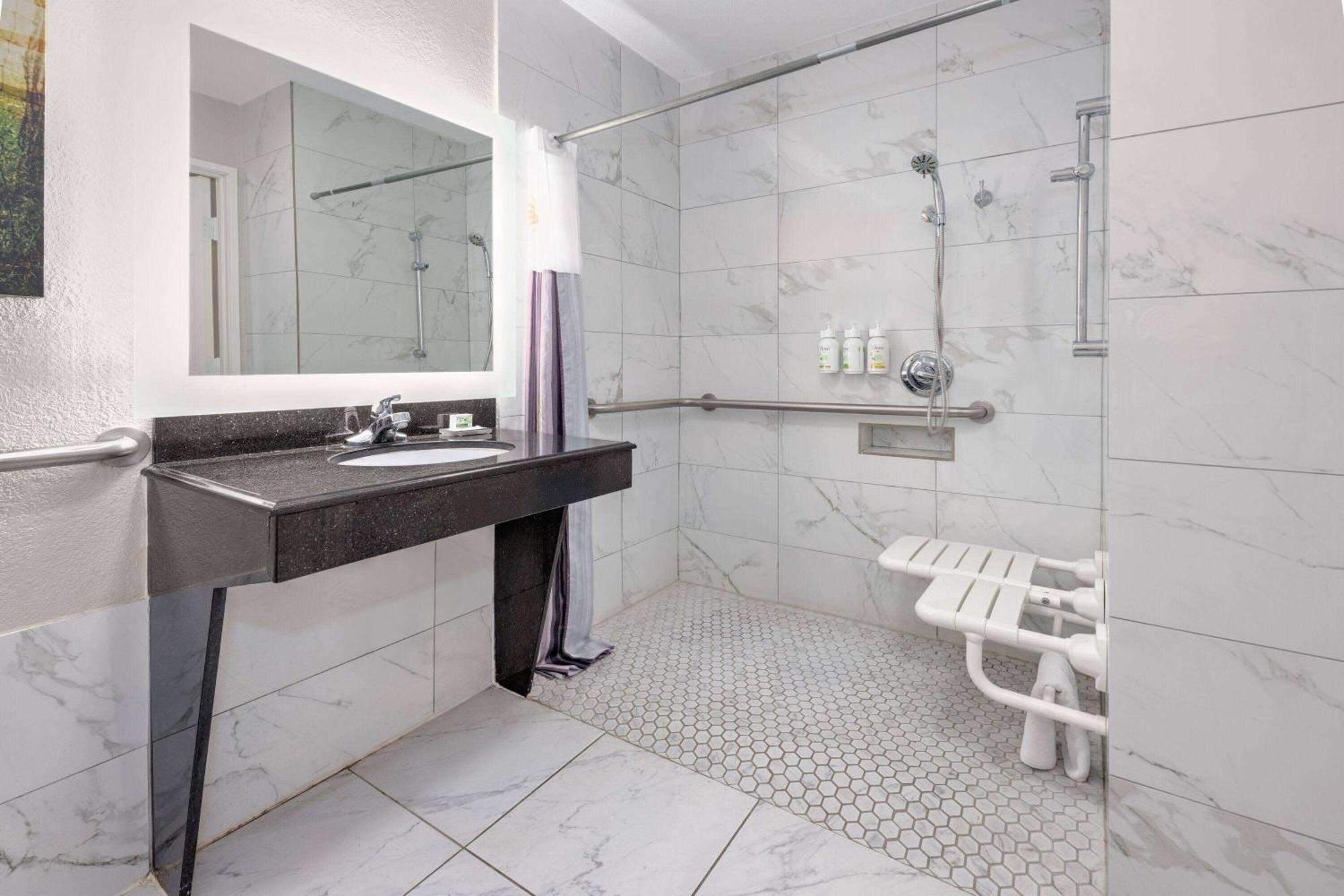 Deluxe Suite with Spa Bath