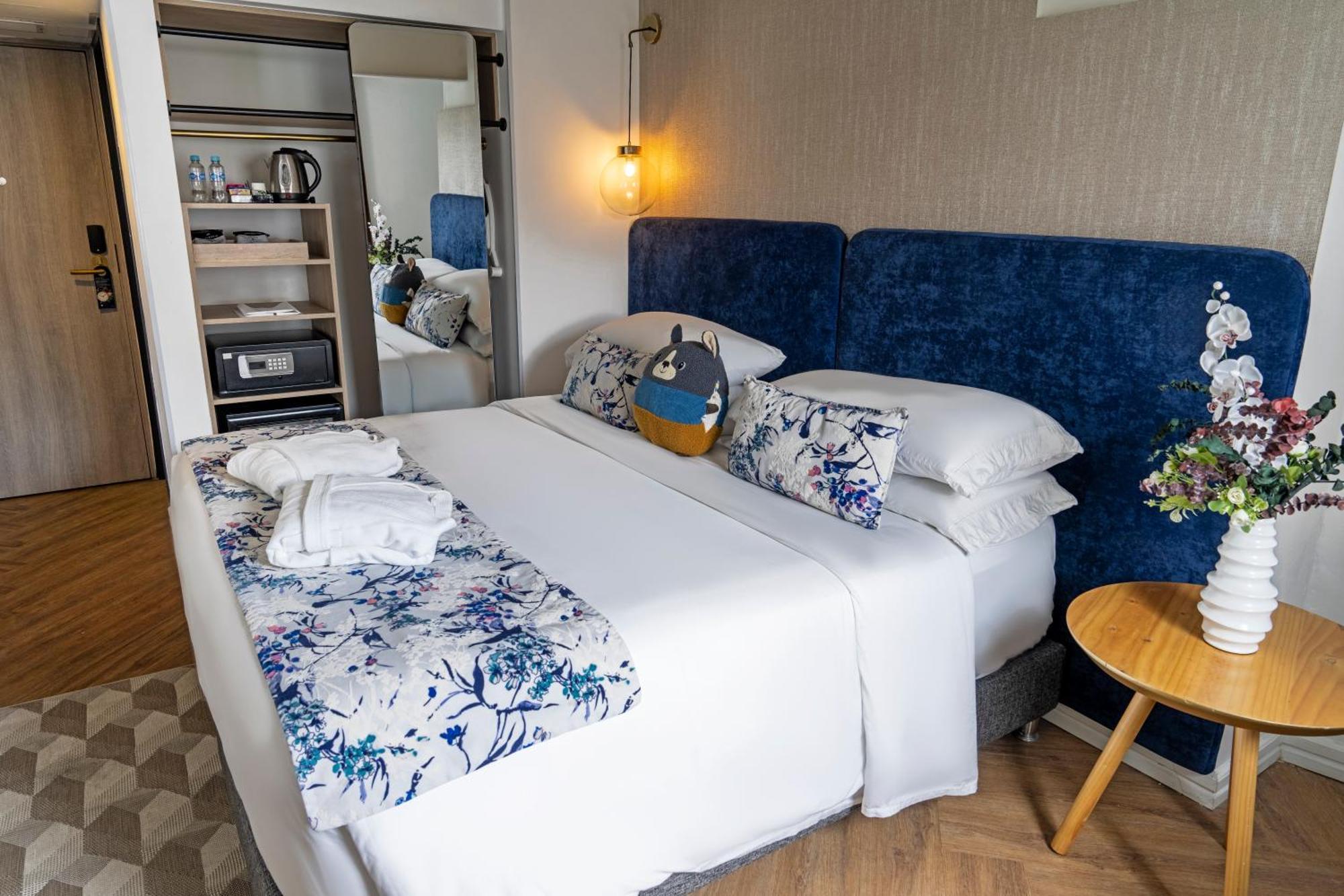 1 King Bed Suite with Balcony