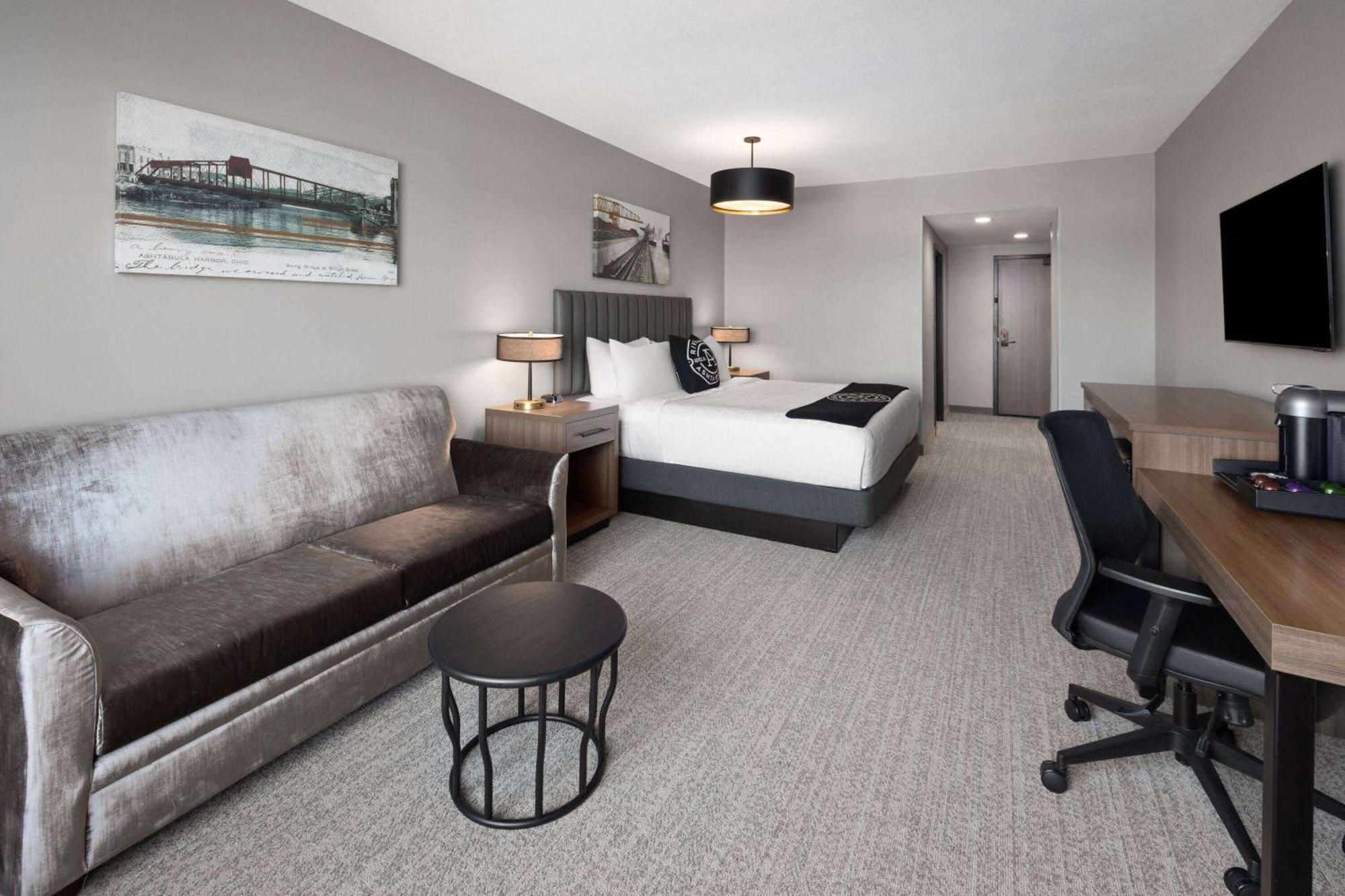 King Room with River View - Non-Smoking