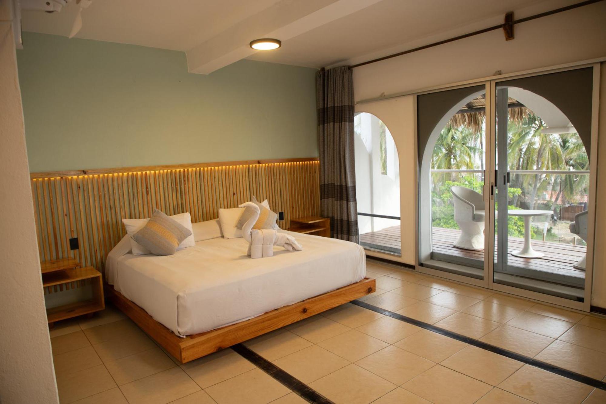 Habitación con cama extragrande y vistas al mar