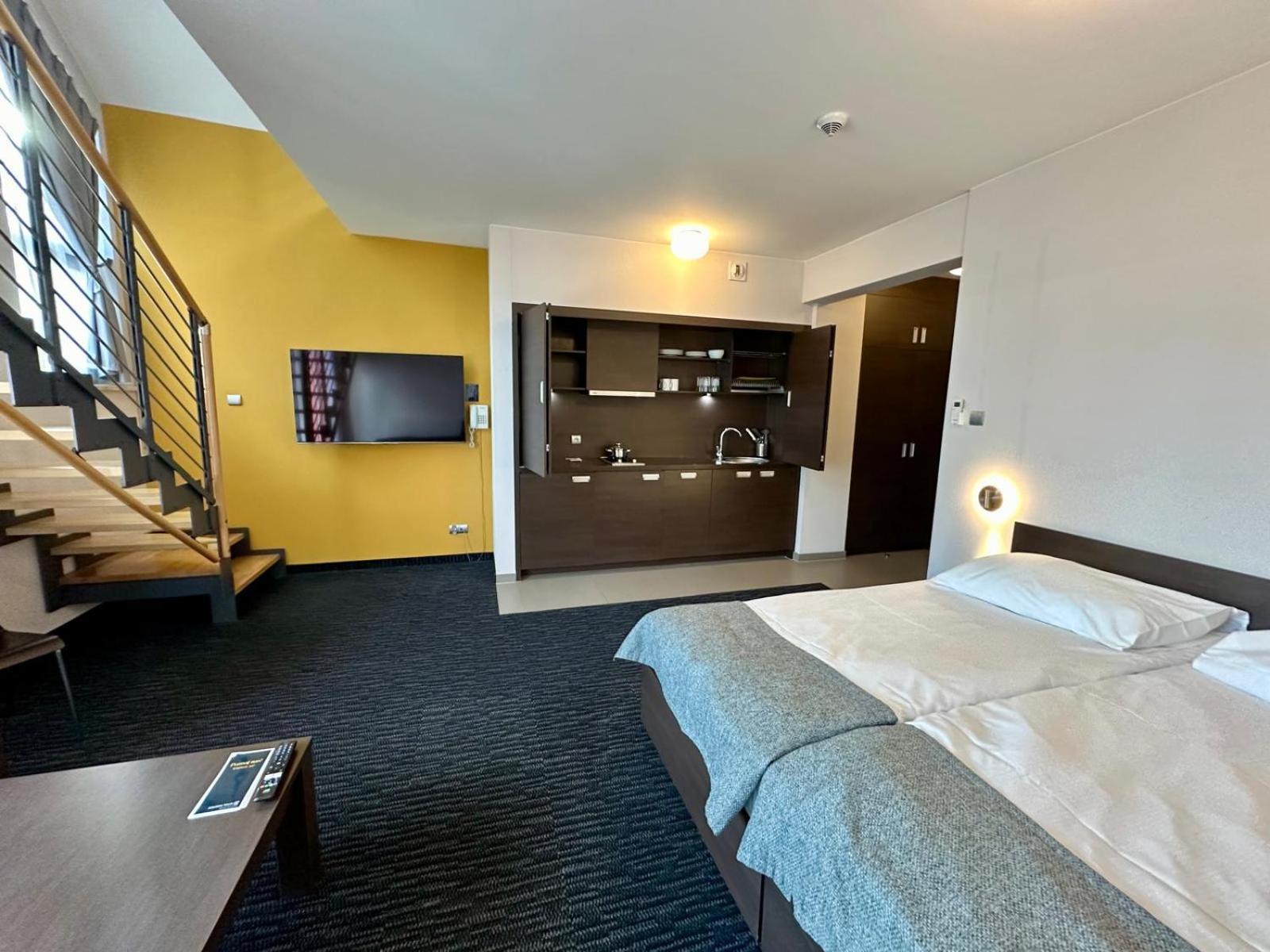 2 Bedroom Suite Plus 4 Single Beds