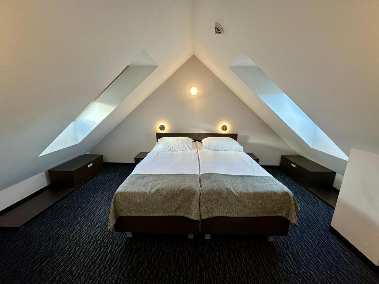 2 Bedroom Suite Plus 4 Single Beds