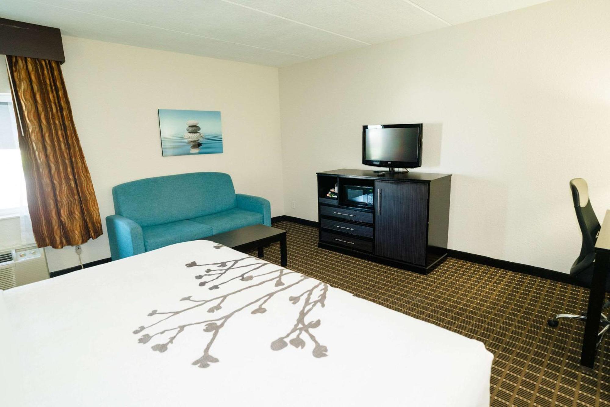 King Suite with Living Room - Non Smoking