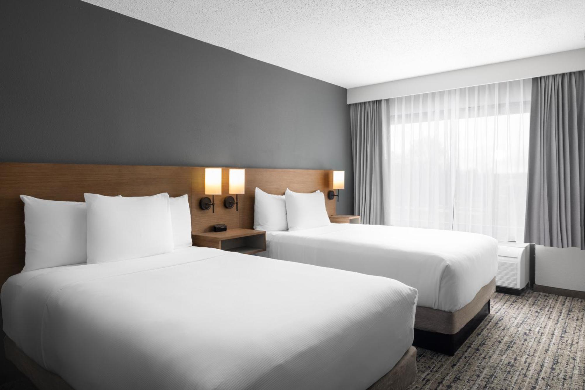 Chambre avec 2 Lits Doubles et Canapé-Lit