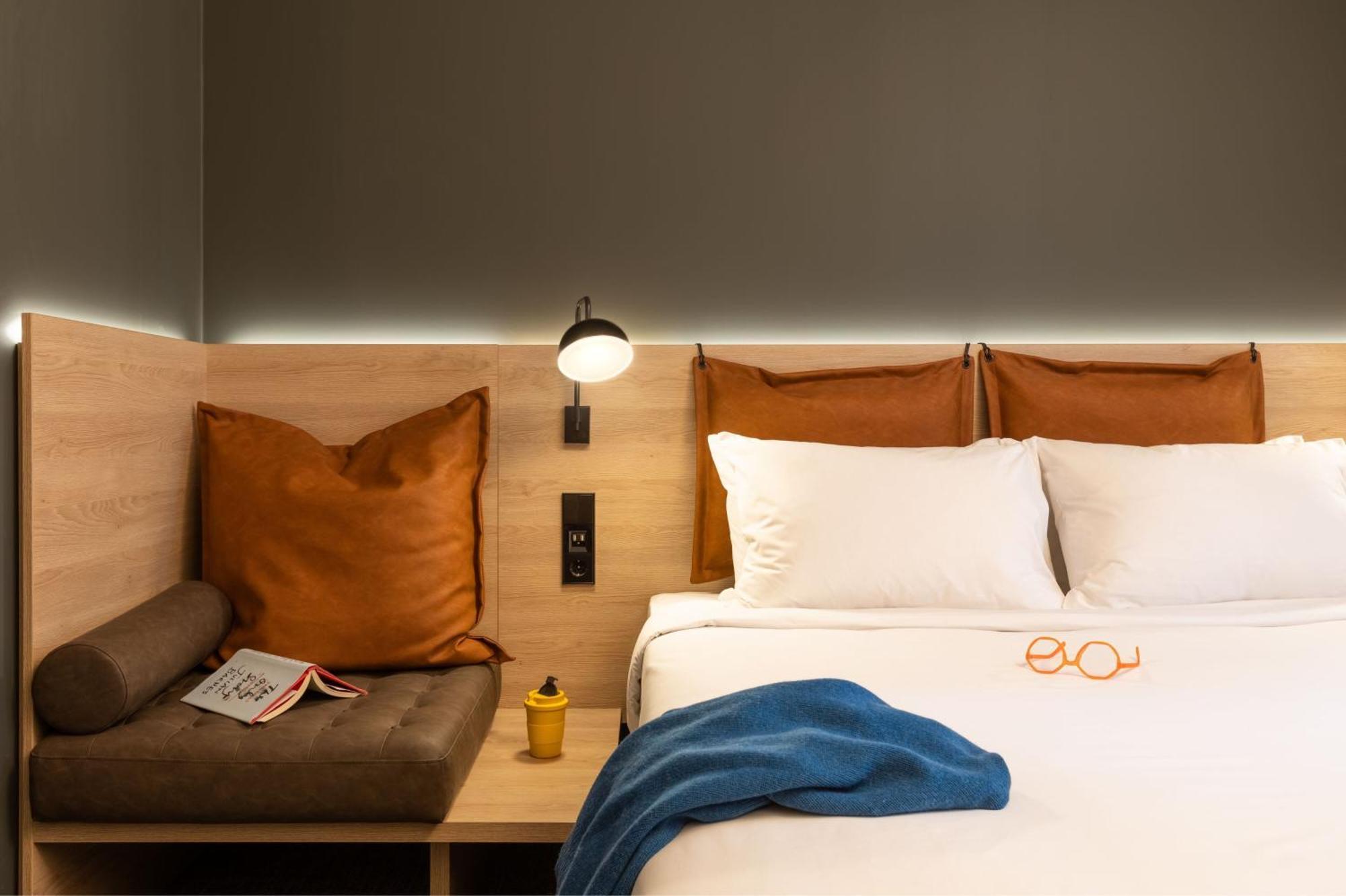 Moxy Queen Room