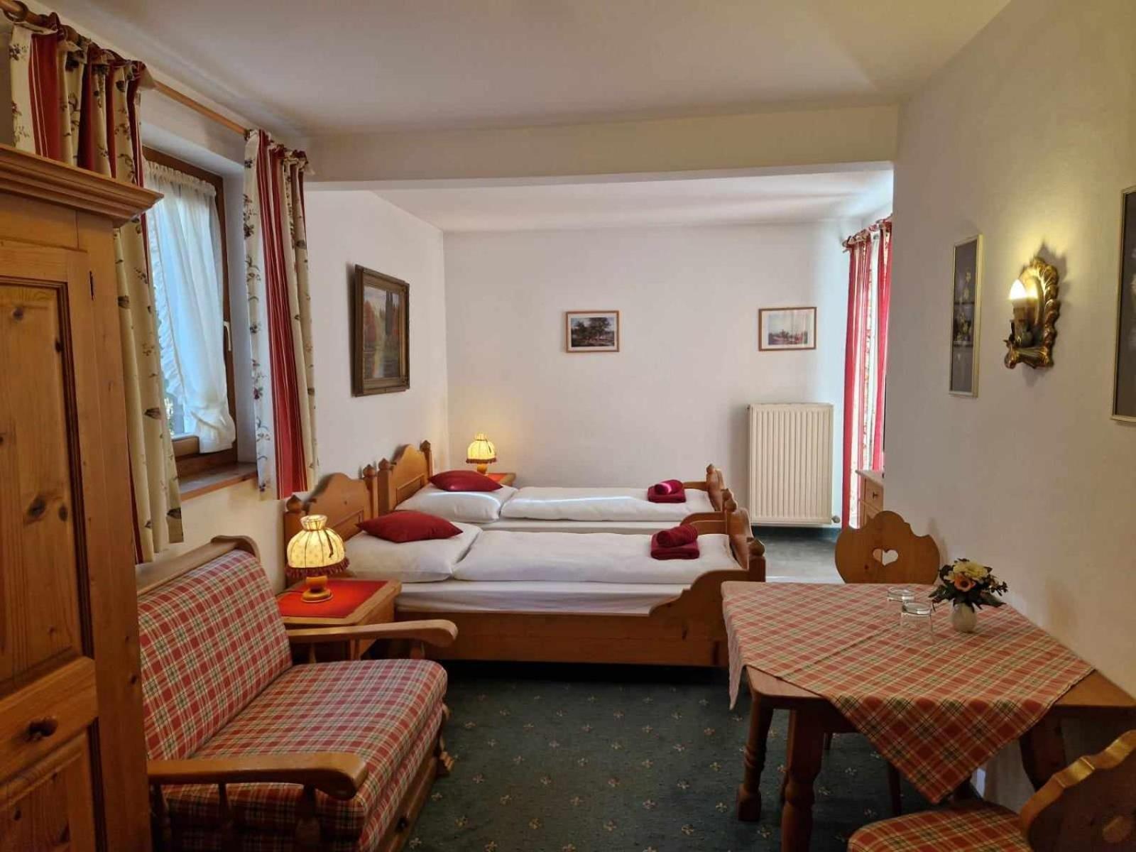 Twin Room,1631251428:JPEG