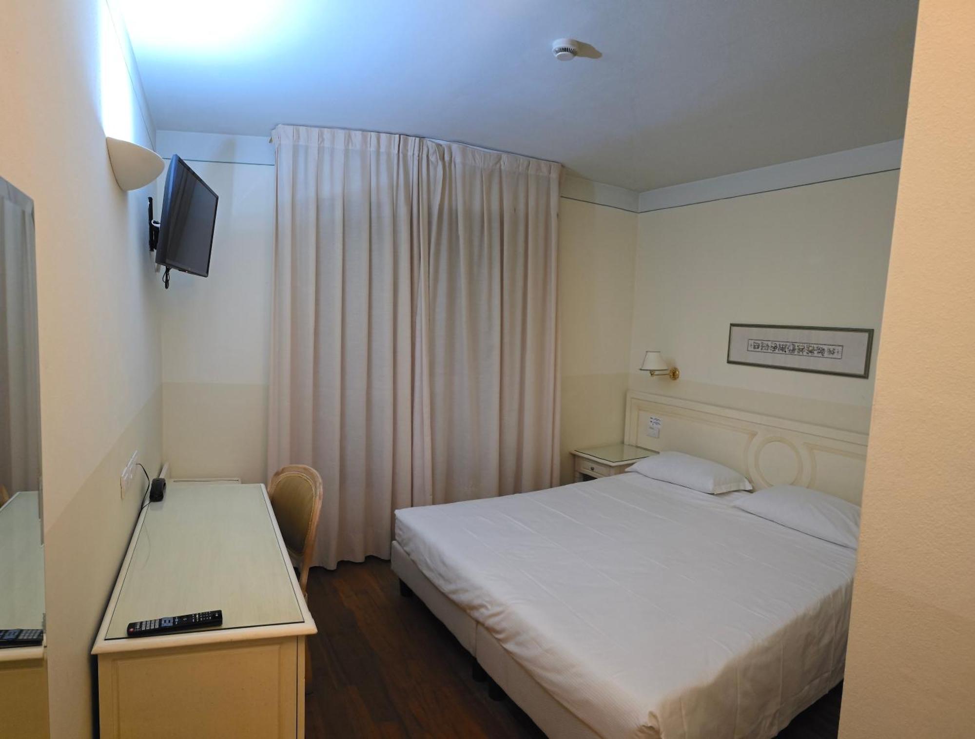 Standard Double or Twin Room,832433627:JPEG