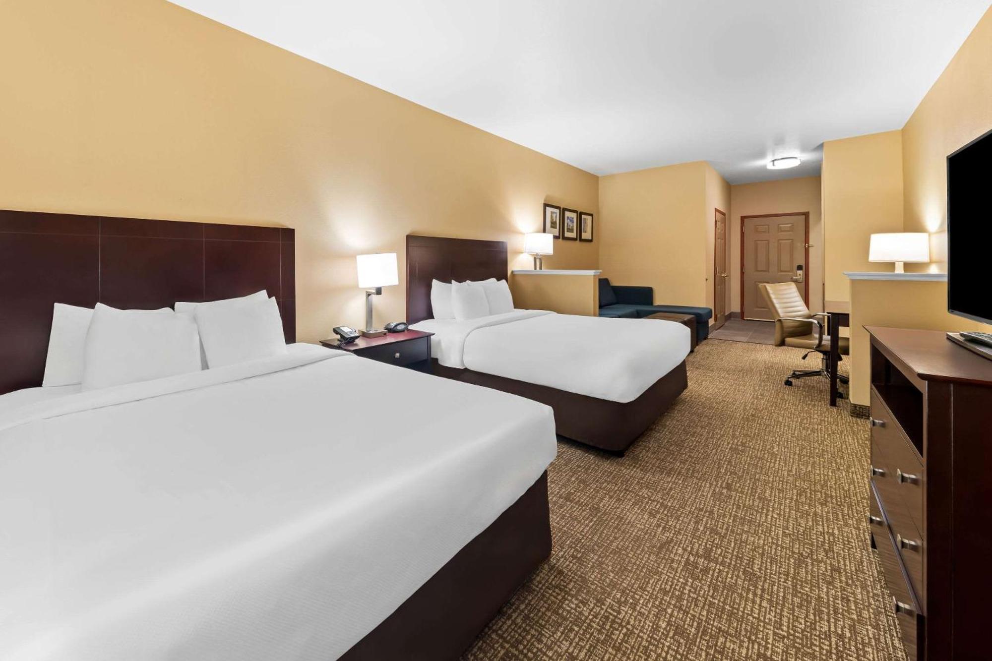 Queen Studio Suite with Two Queen Beds - Mobility Accessible with Tub