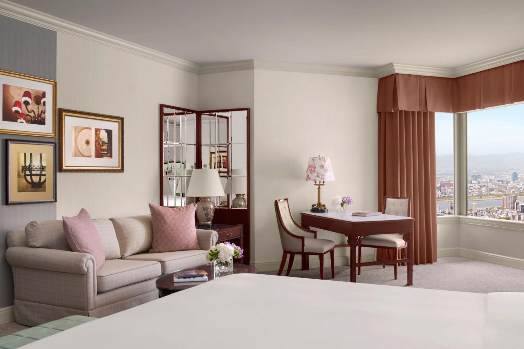 Junior Suite Guest room 1 King City view Corner room,1629899606:JPEG
