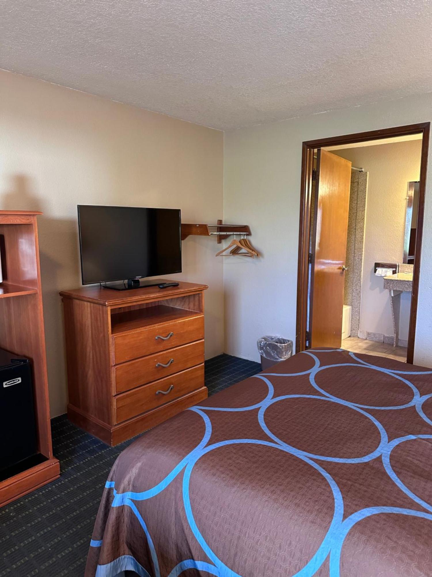 1 Queen Bed, Mobility Accessible Room, Bathtub w/ Grab Bars, Non-Smoking