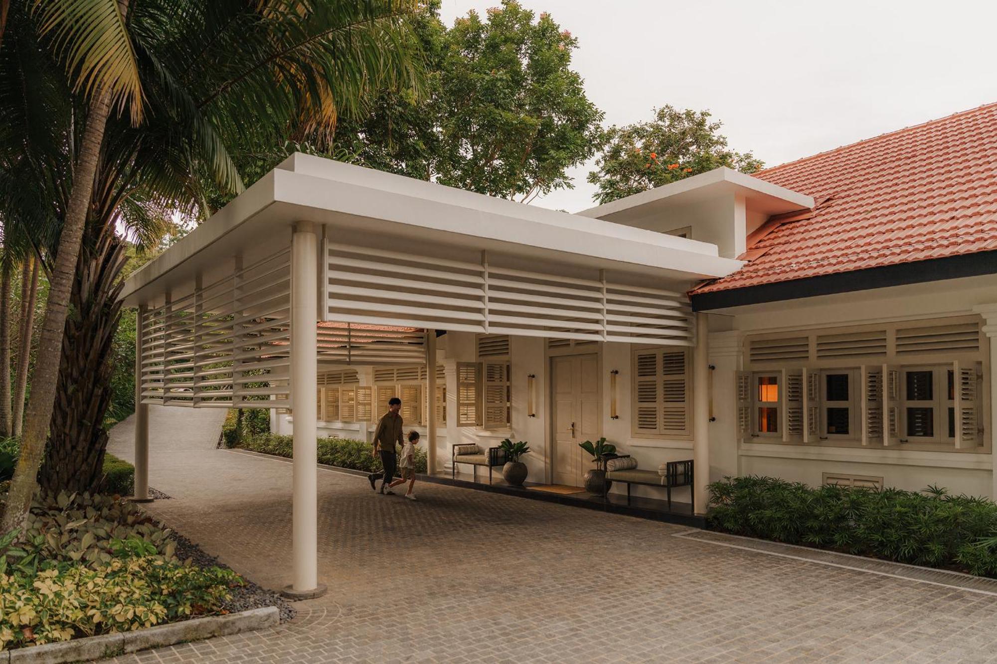 Colonial Manor