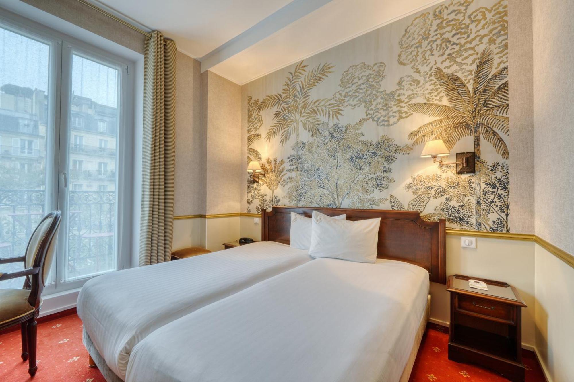 Standard Twin Room Arc de Triomphe View
